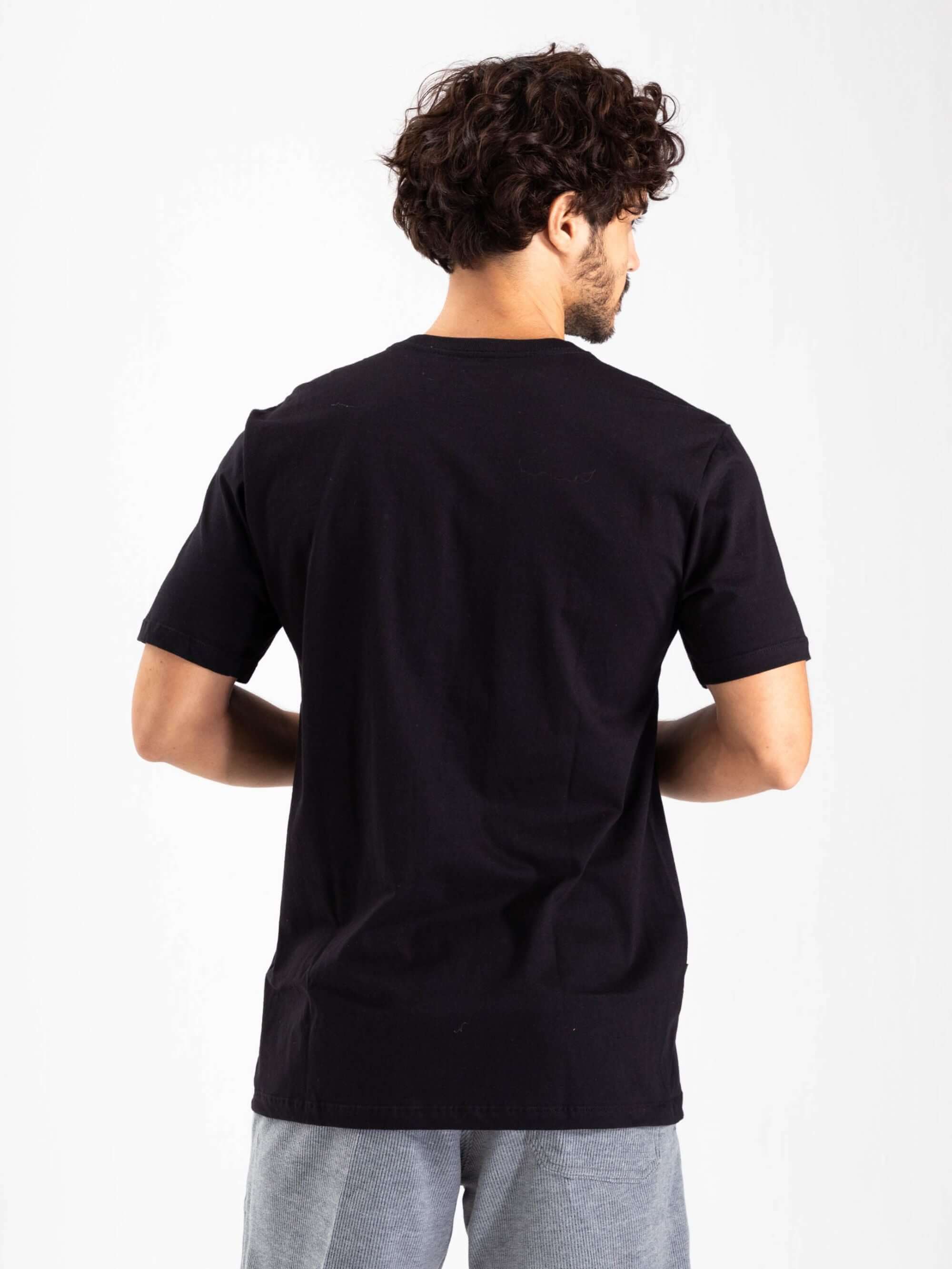 Camiseta Bons Ventos preta da Greenish vista de costas, ideal para a prática de esportes aquáticos e uso casual.