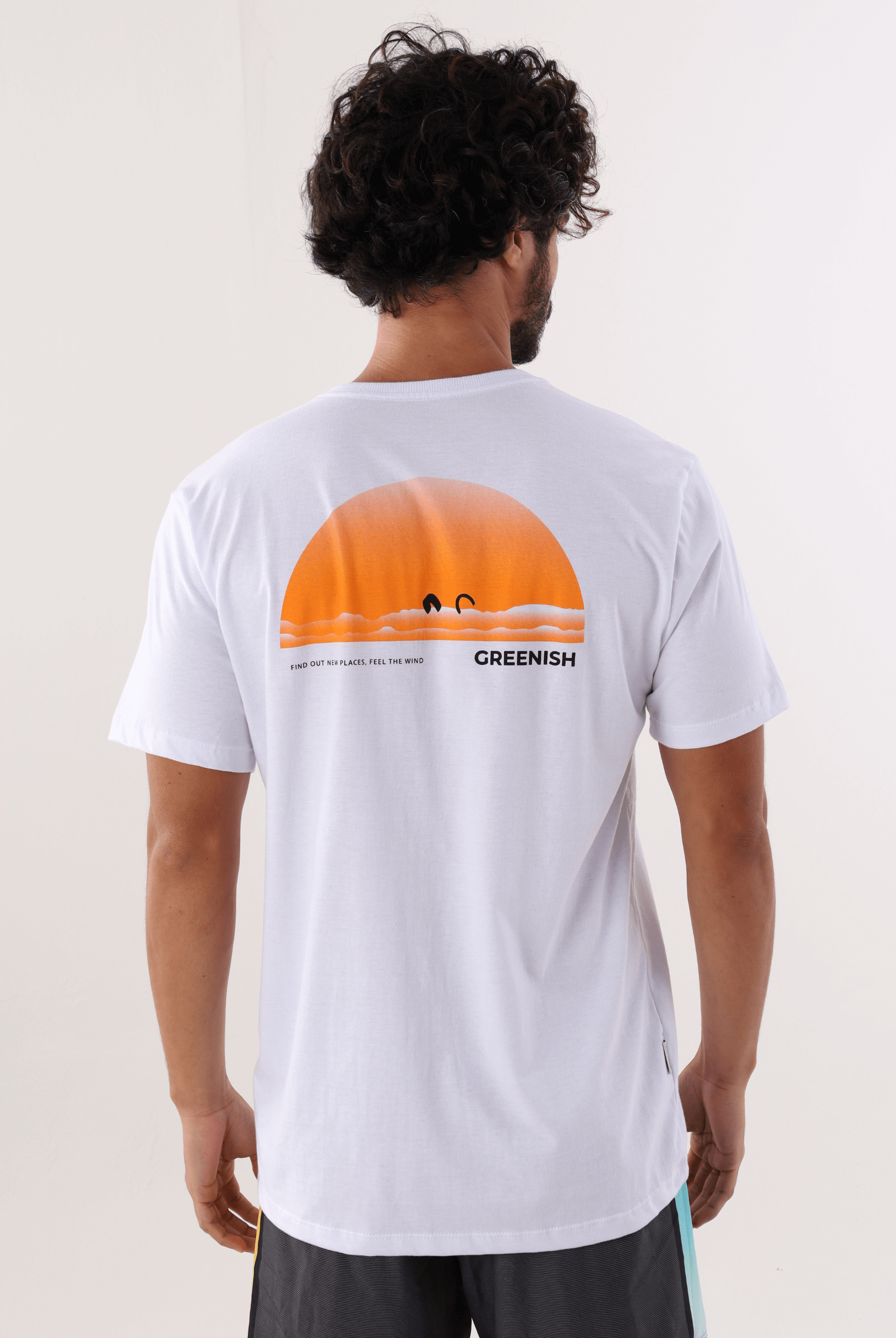 Camiseta branca 'Find Out New Places' da Greenish, vista traseira, com imagem de praia e pôr do sol estampado.
