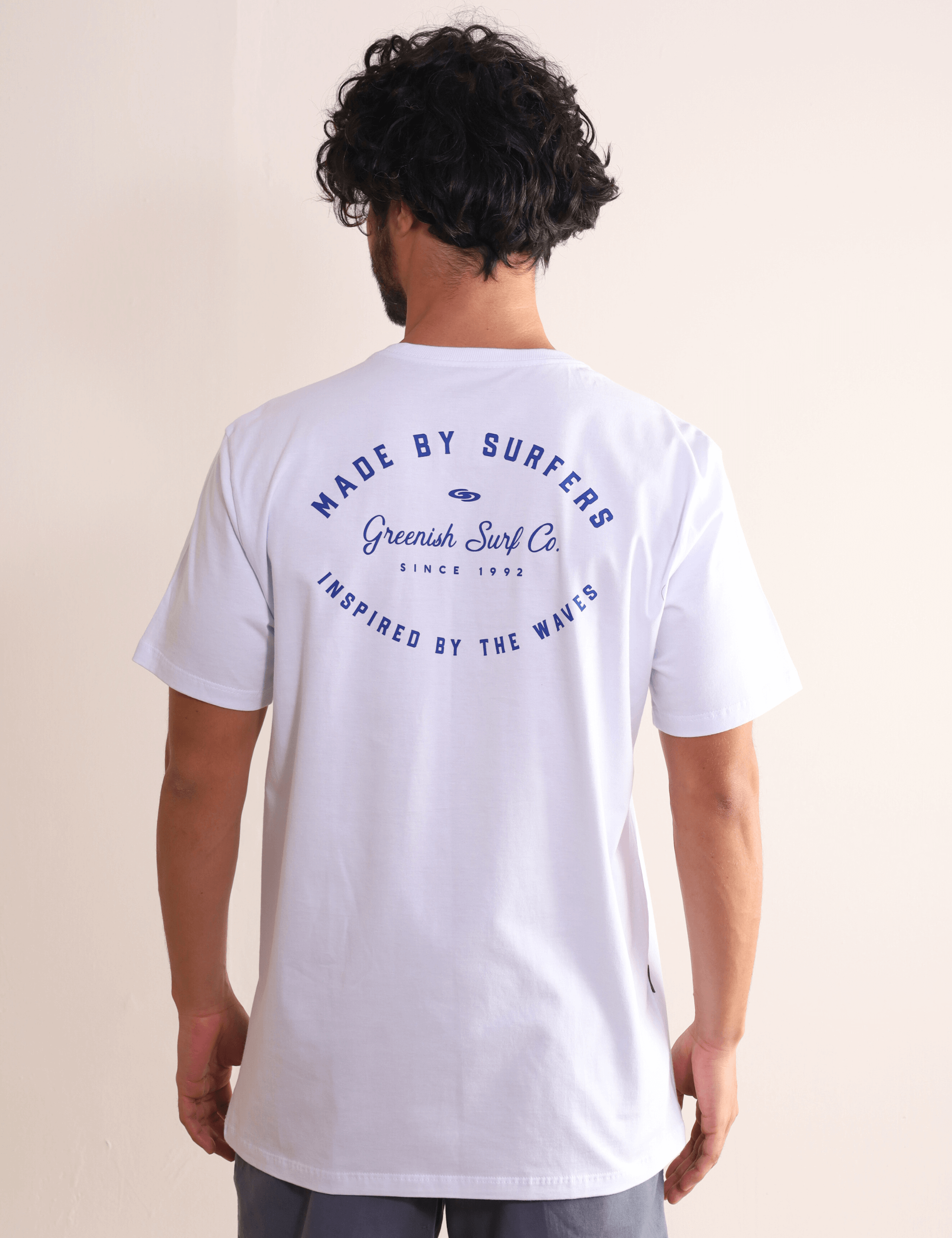 Camiseta Greenish Made By Surfers branca, 100% algodão, design nas costas e estampa minimalista, ideal para praia e momentos descontraídos.
