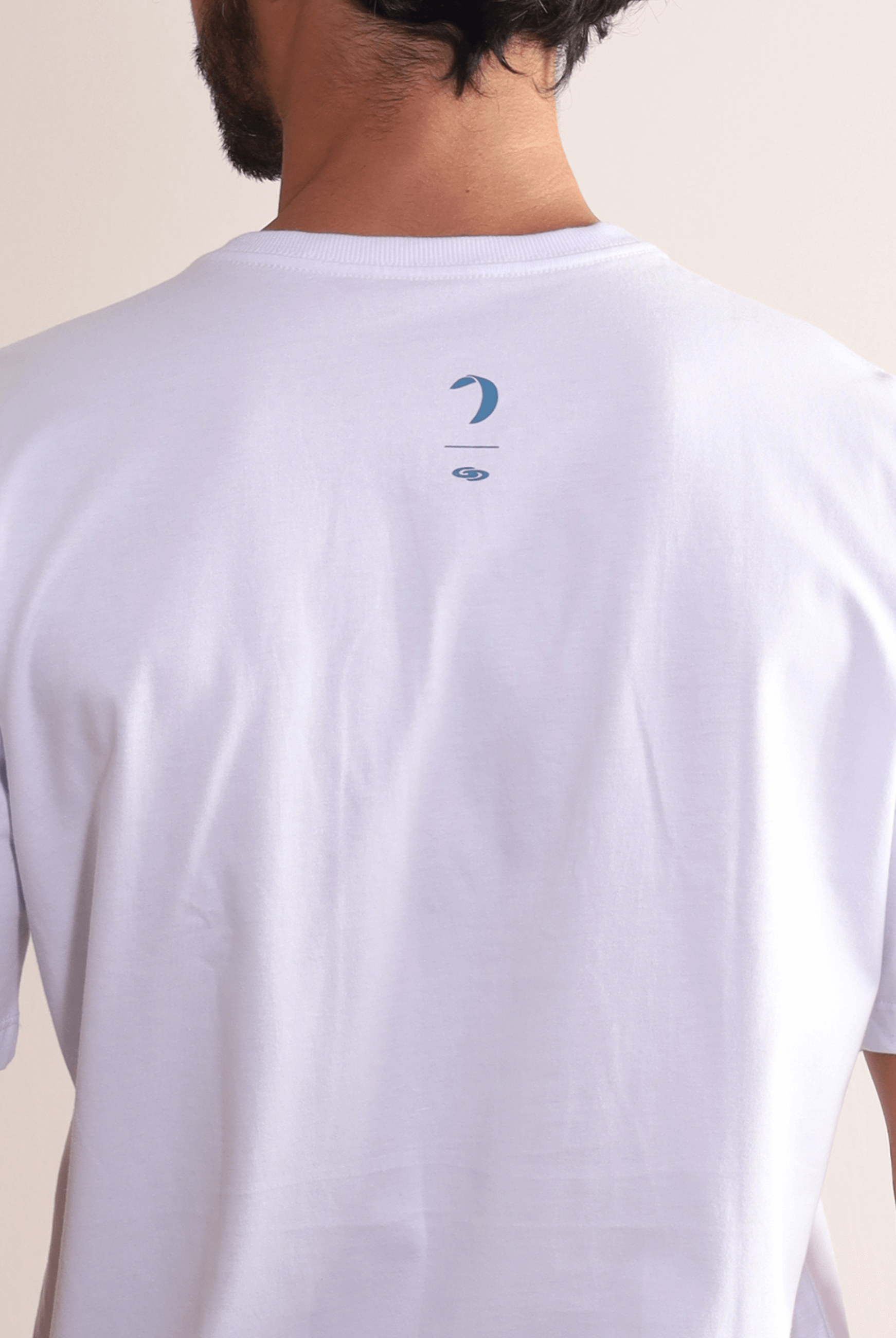 Alt Tag: Camiseta branca Greenish Wind Is All I Need, leve e estilosa, com estampa discreta nas costas, ideal para o conforto diário.