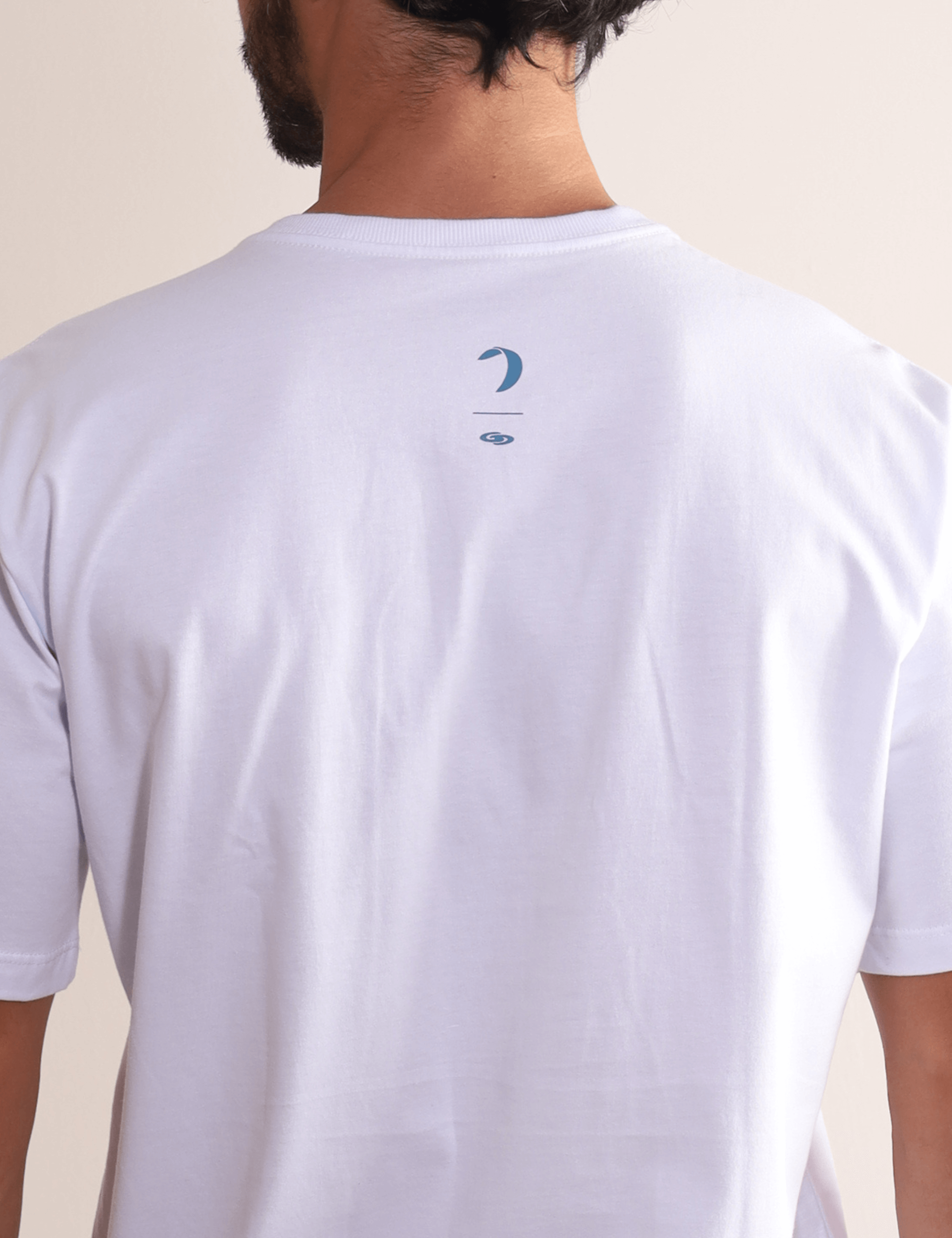 Alt Tag: Camiseta branca Greenish Wind Is All I Need, leve e estilosa, com estampa discreta nas costas, ideal para o conforto diário.