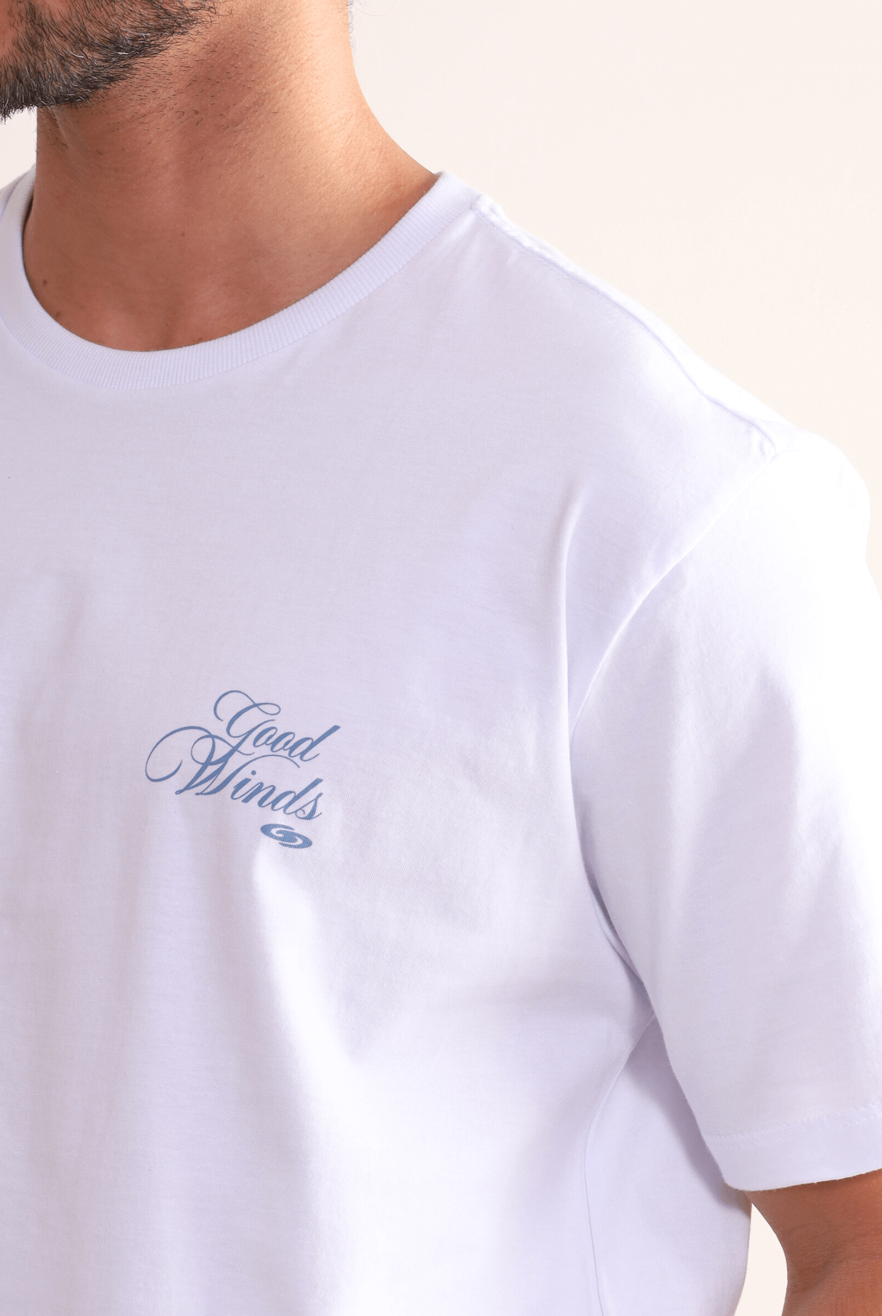 Camiseta branca "Good Winds" bordado, toque macio, algodão Greenish, exclusiva para kite e vento.