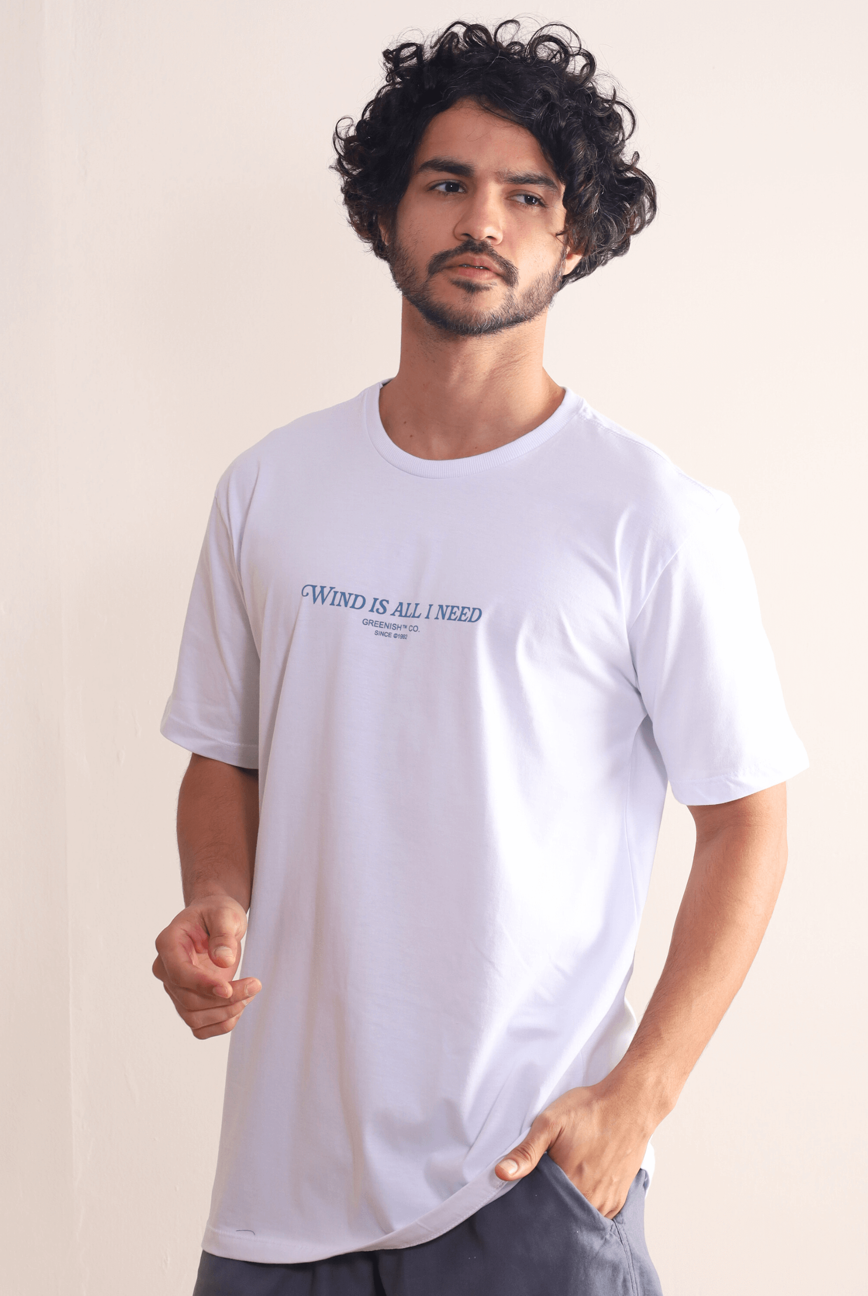 Camiseta branca "Wind is All I Need" Greenish, leve e confortável, estilo esportivo para movimento. Moda casual masculina.