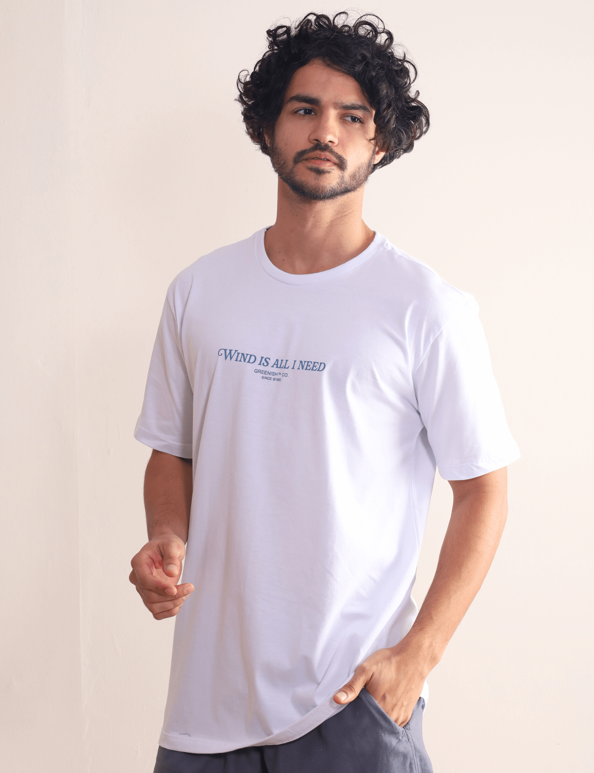 Camiseta branca "Wind is All I Need" Greenish, leve e confortável, estilo esportivo para movimento. Moda casual masculina.