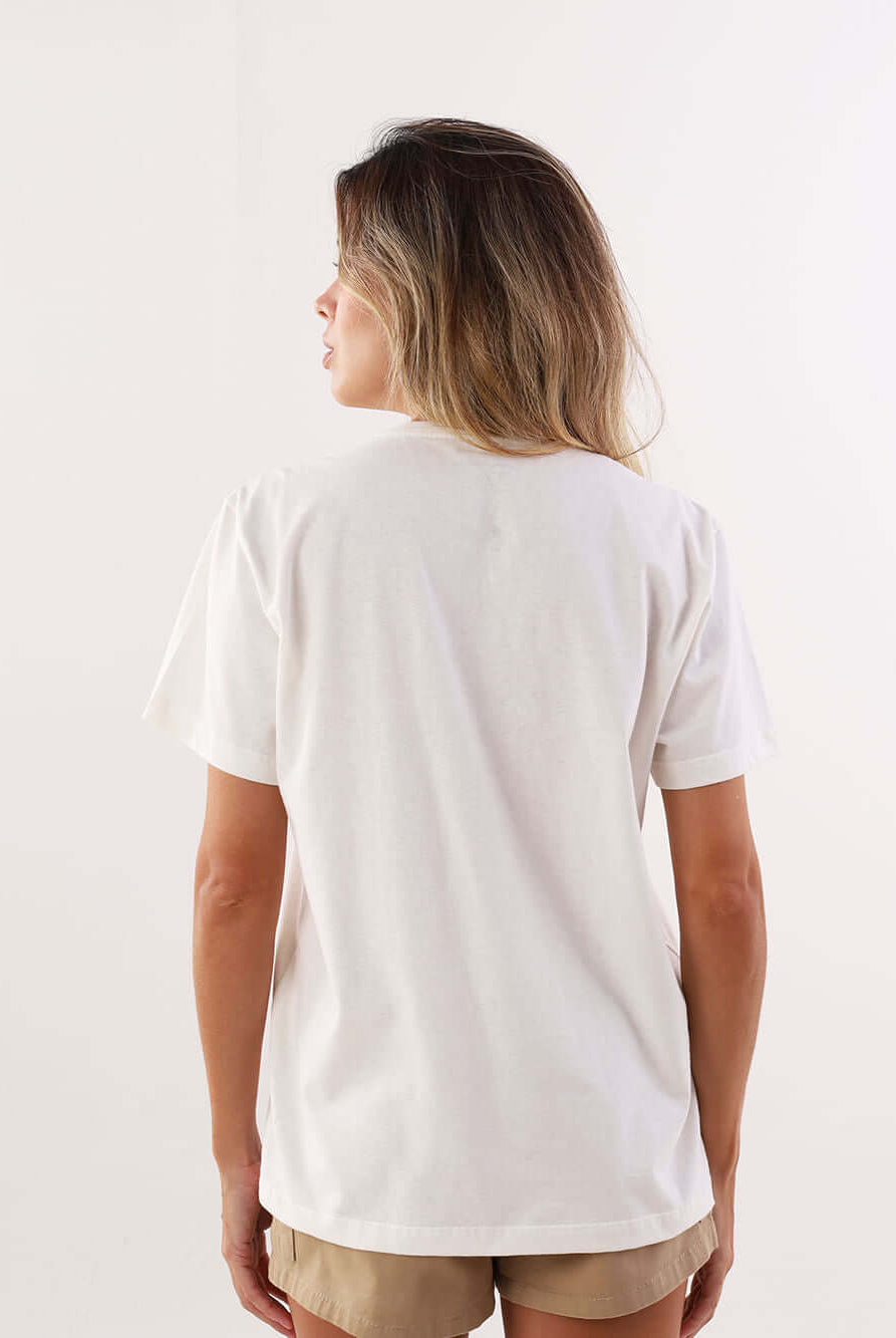 Camiseta Caipirinha de Limão da Greenish vista de costas, feita em algodão confortavel e com modelagem básica.