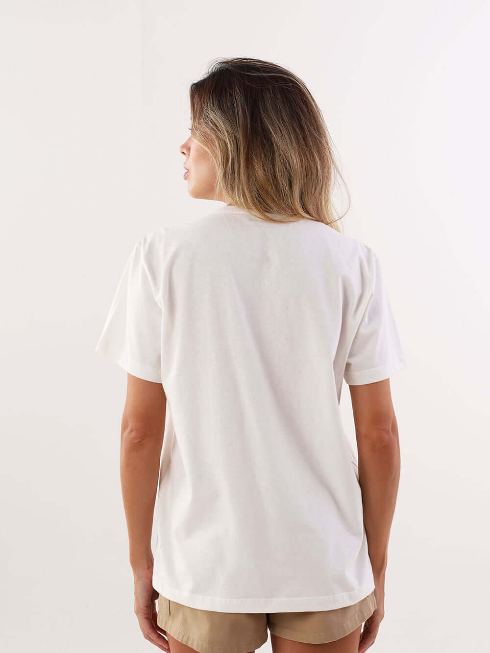 Camiseta Caipirinha de Limão da Greenish vista de costas, feita em algodão confortavel e com modelagem básica.