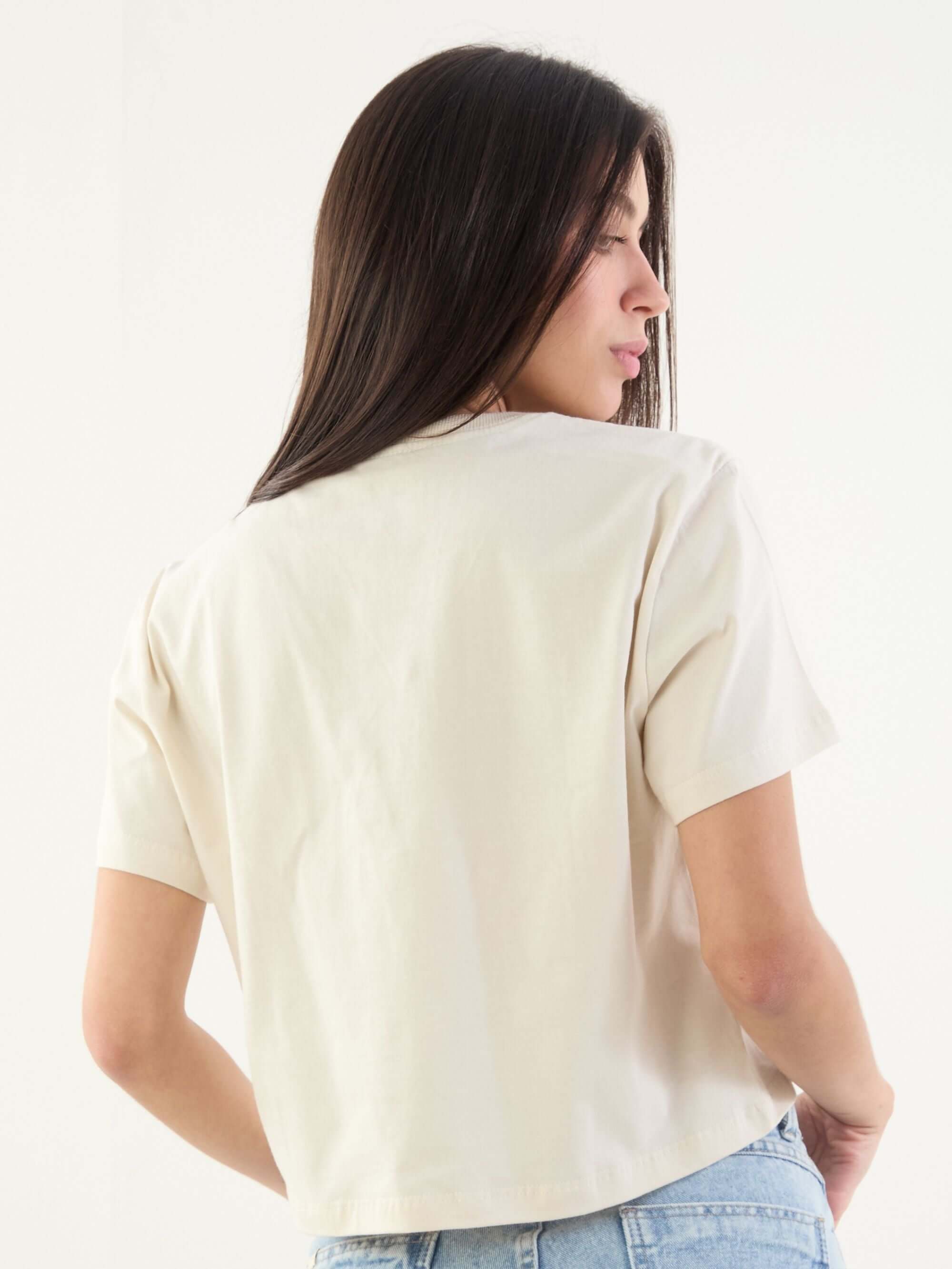 Camiseta cropped Bege com puff da marca Greenish, vista de trás, perfeita para ousar no visual.