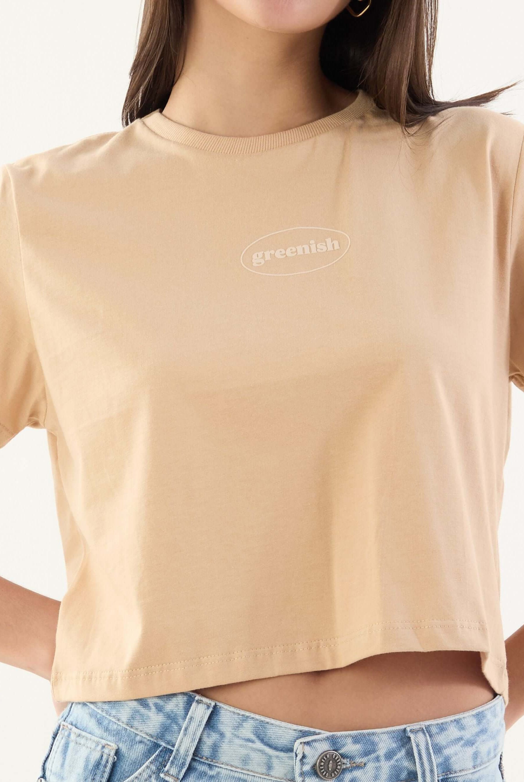 Camiseta cropped caqui da marca Greenish, com estampa discreta em branco, ideal para looks descontraídos.
