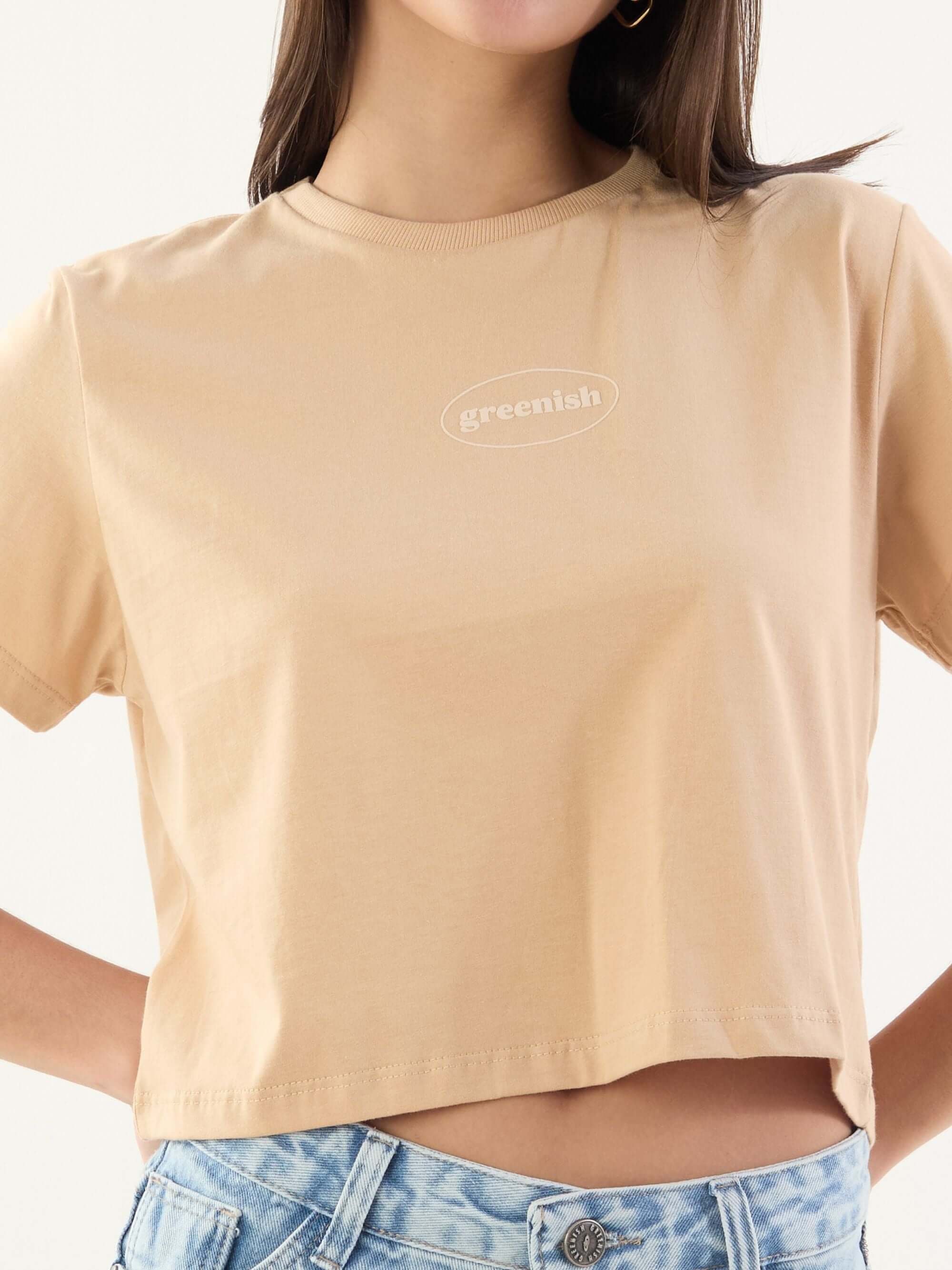 Camiseta cropped caqui da marca Greenish, com estampa discreta em branco, ideal para looks descontraídos.