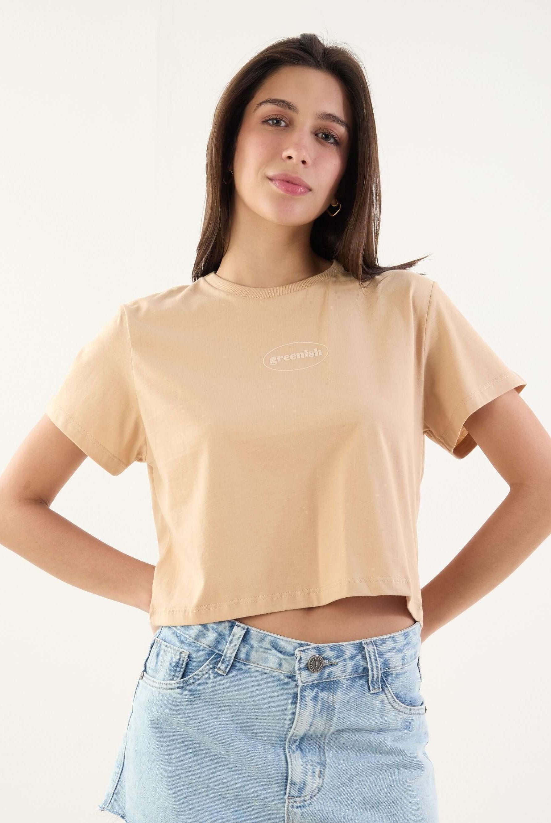 Camiseta cropped caqui da Greenish, modelagem puff, ideal para looks casuais e modernos.