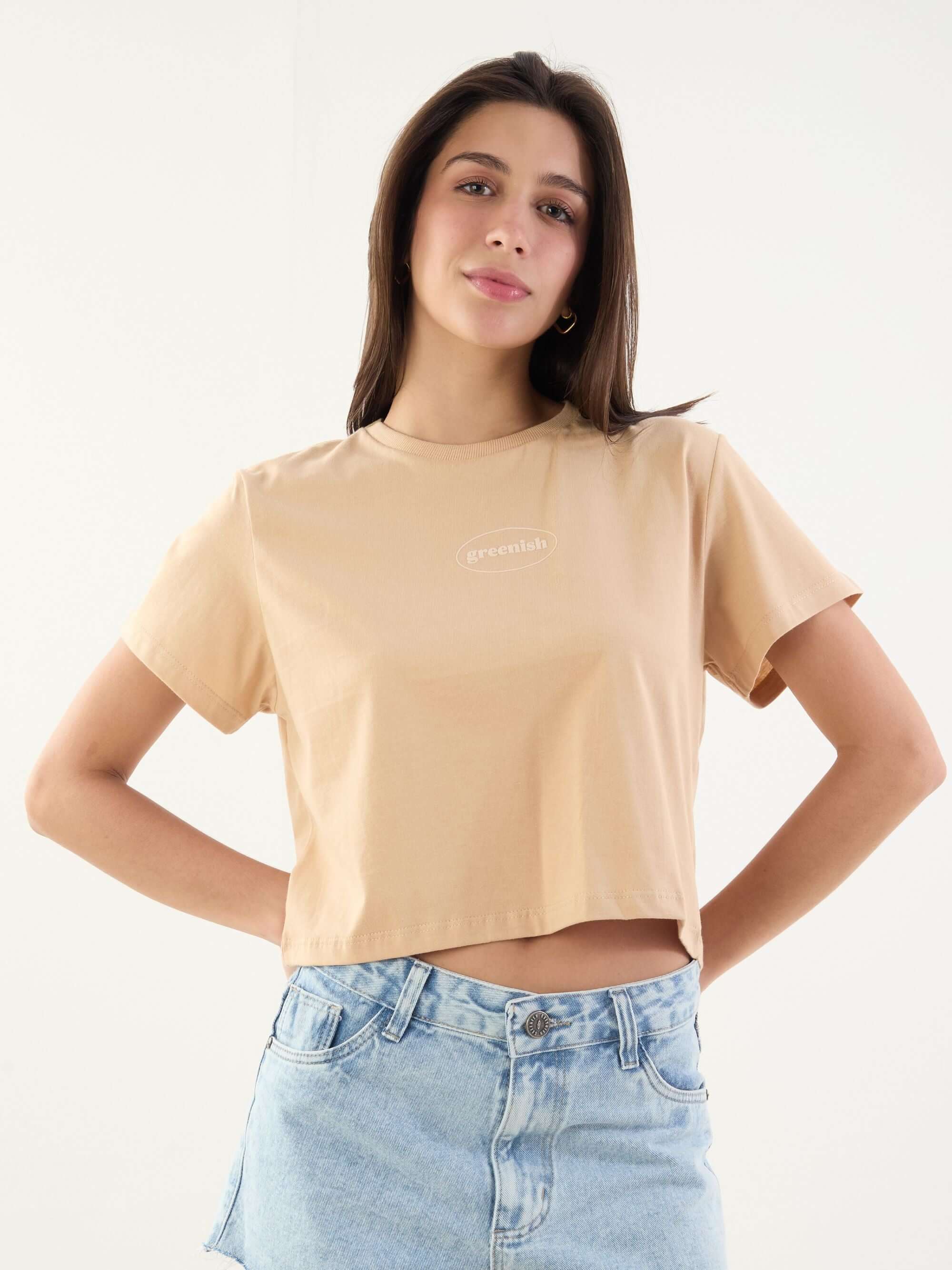 Camiseta cropped caqui da Greenish, modelagem puff, ideal para looks casuais e modernos.