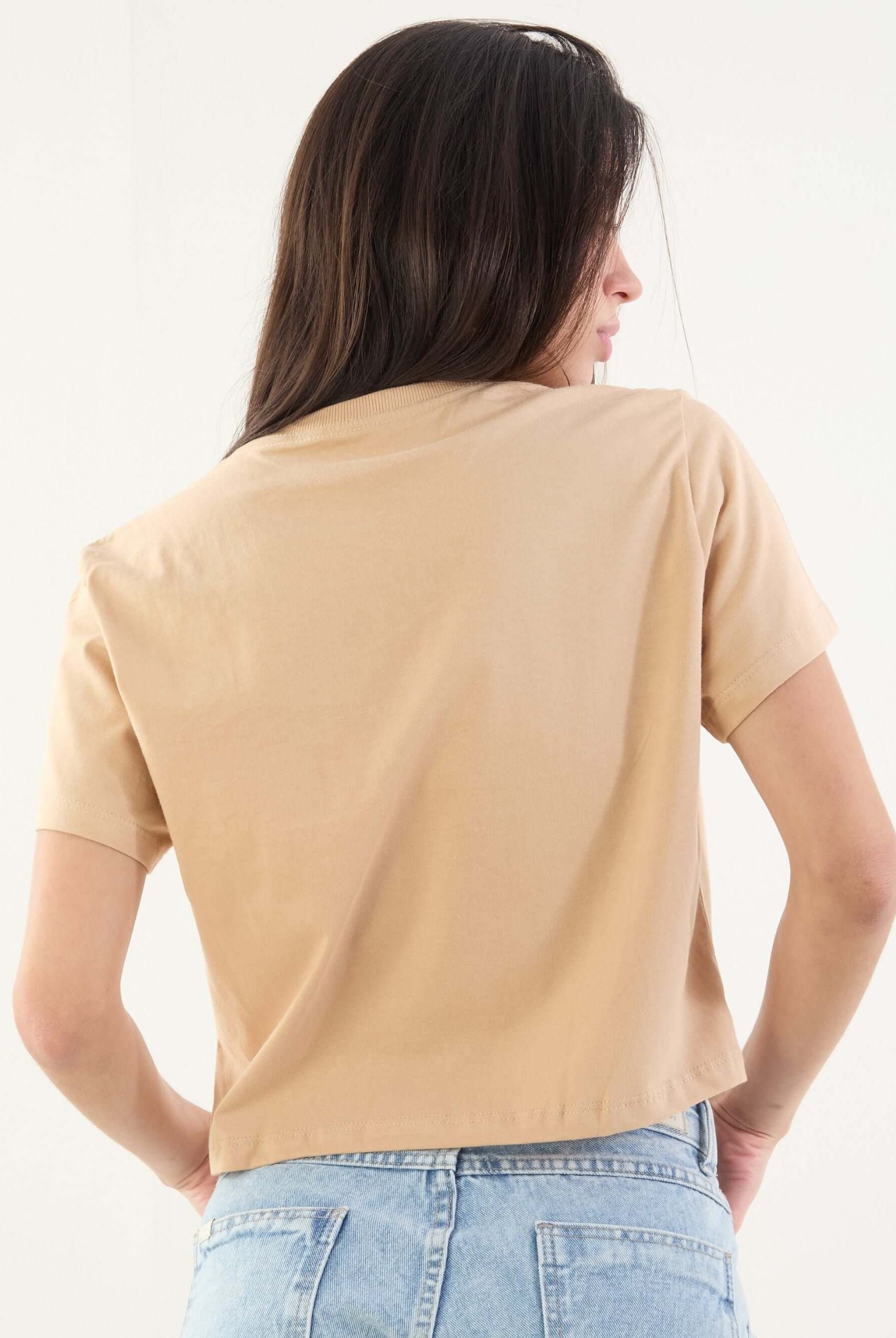 Camiseta cropped caqui da marca Greenish, estilo puff, vista de costas, ideal para looks casuais e modernos.