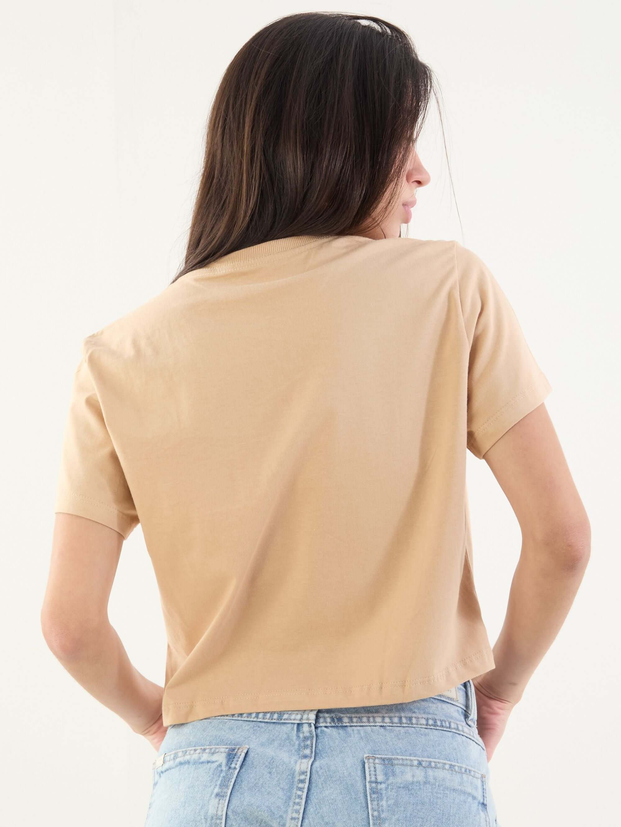 Camiseta cropped caqui da marca Greenish, estilo puff, vista de costas, ideal para looks casuais e modernos.