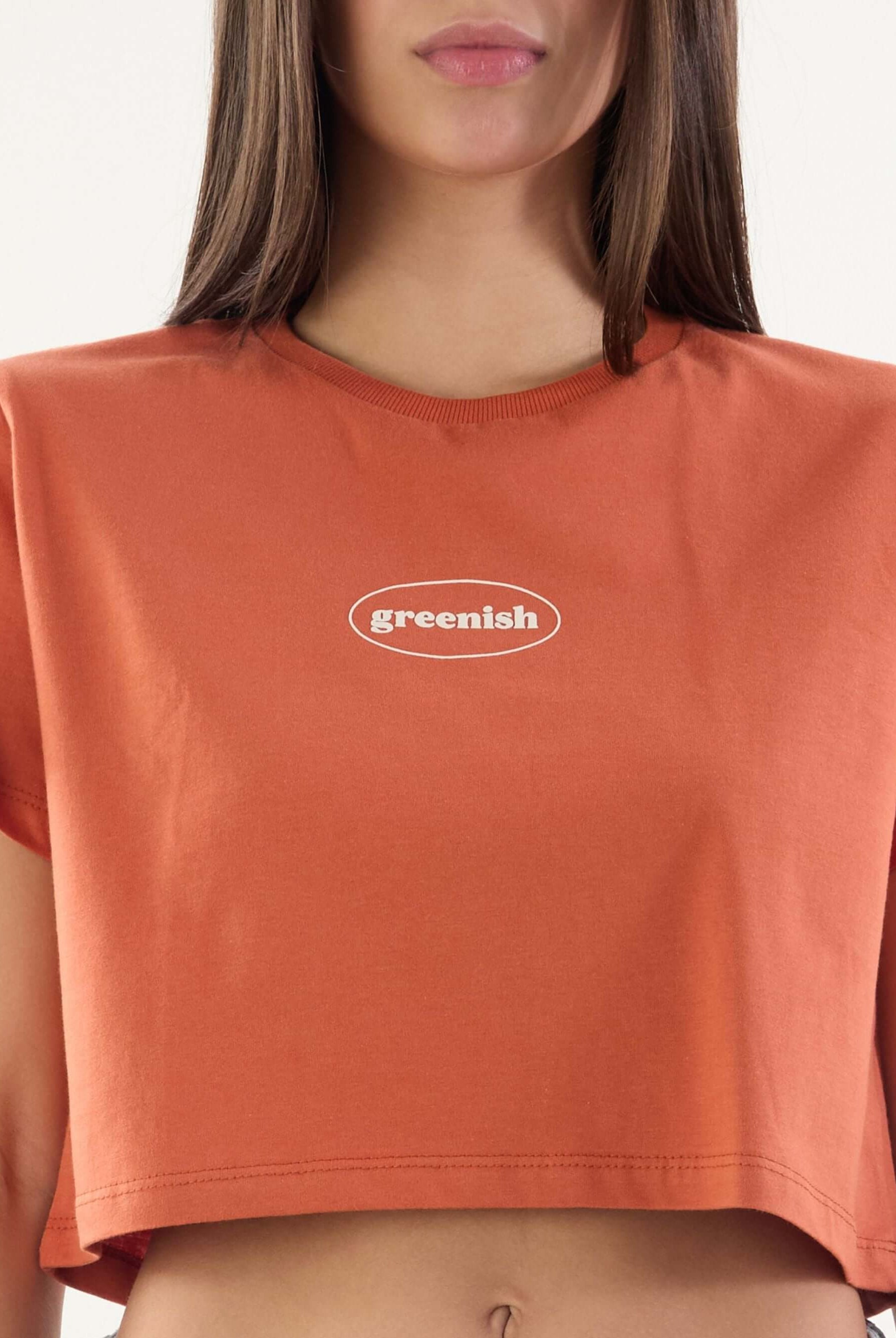 Camiseta cropped laranja Greenish com estampa no peito, ideal para looks descontraídos.