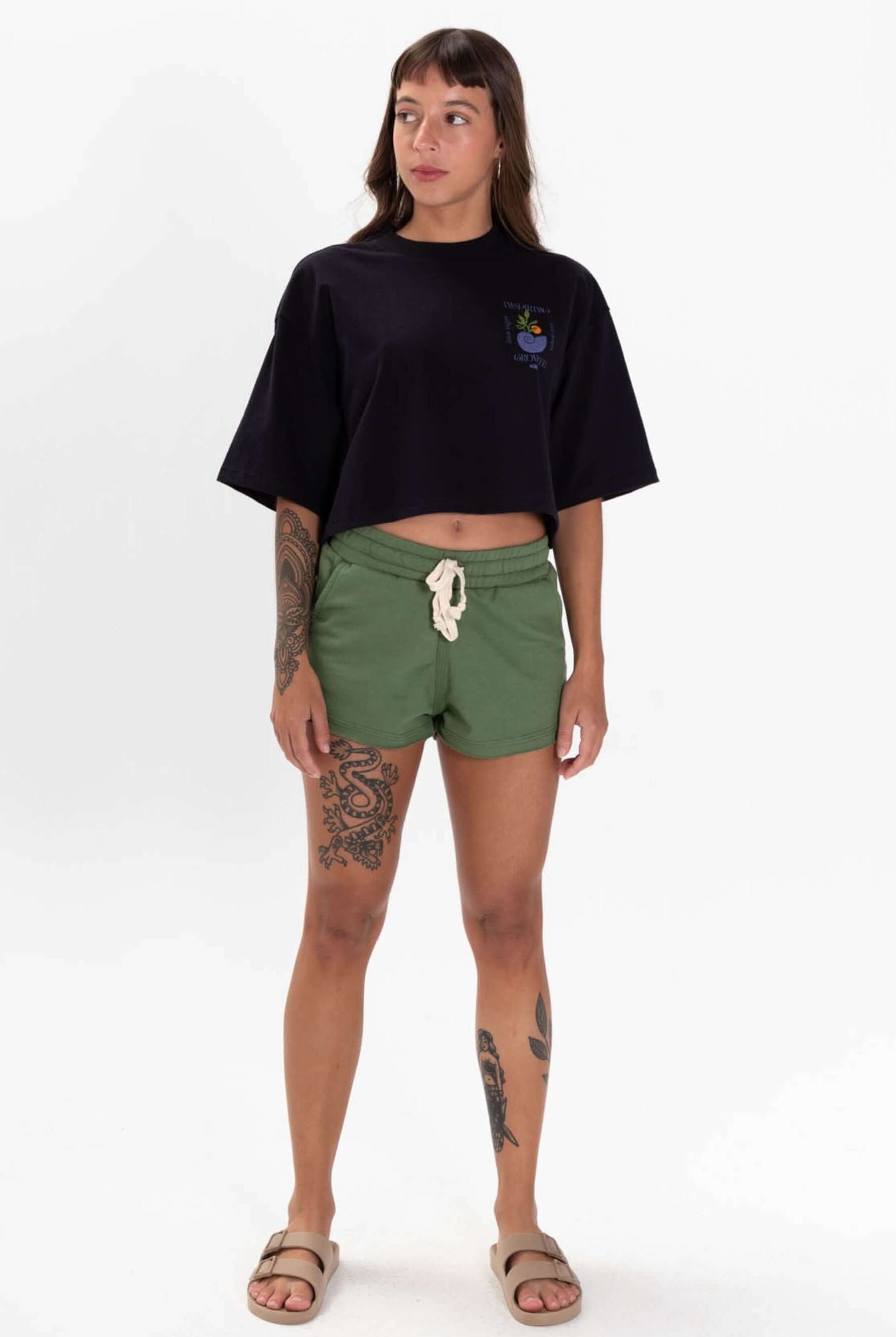 Camiseta cropped preta da Greenish, estilo casual, combinando com shorts verdes, look moderno e confortável.