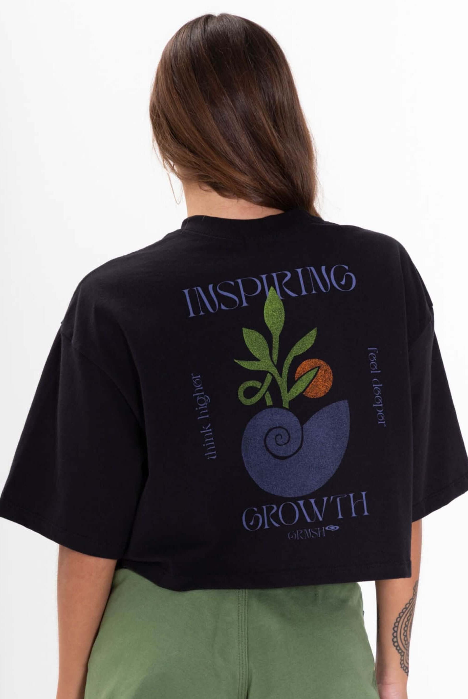 Camiseta cropped inspiradora da Greenish, modelo preto, com estampa de crescimento na parte de trás.