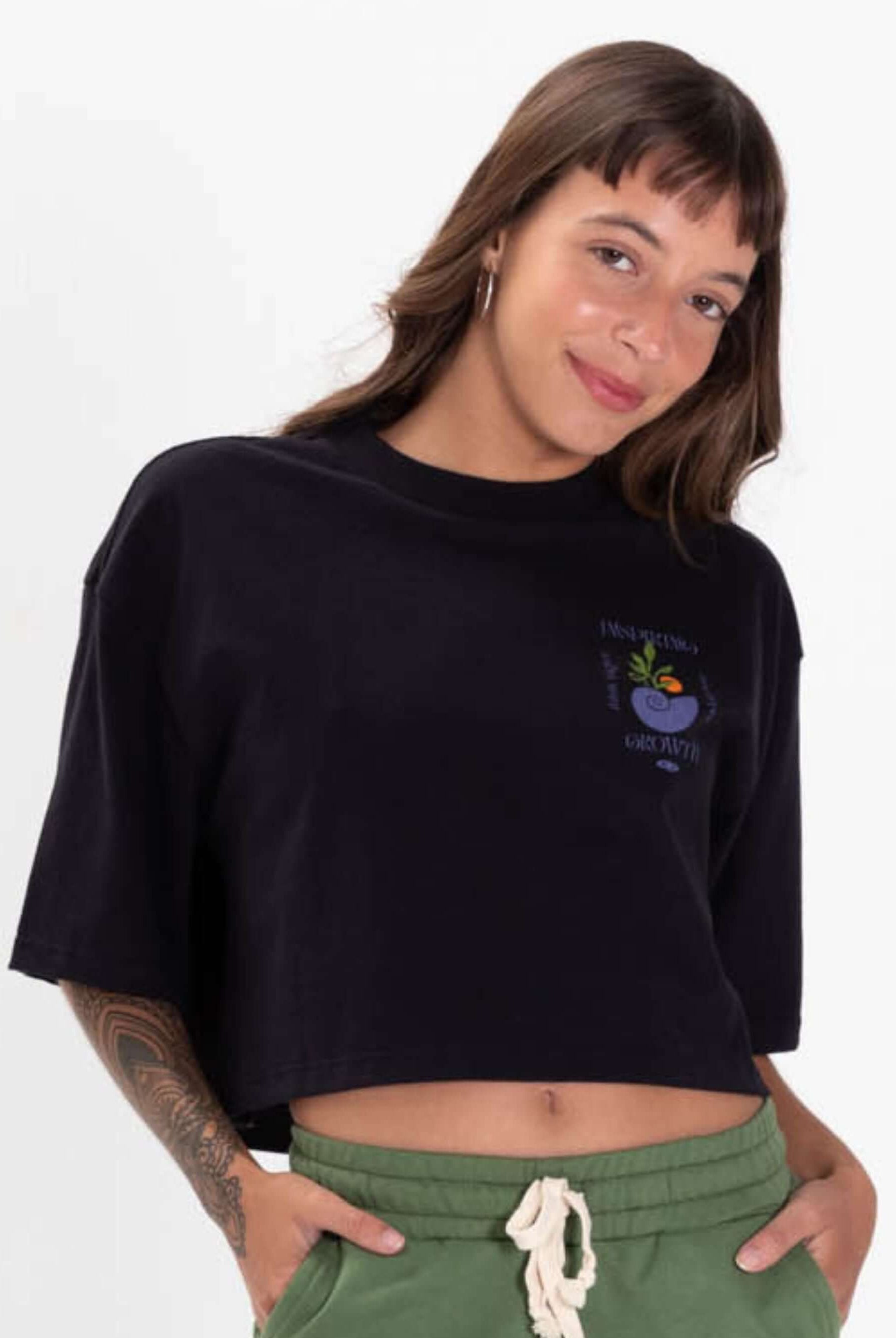 Camiseta cropped preta Inspiring Growth da Greenish, estilo casual e moderno para looks descolados.