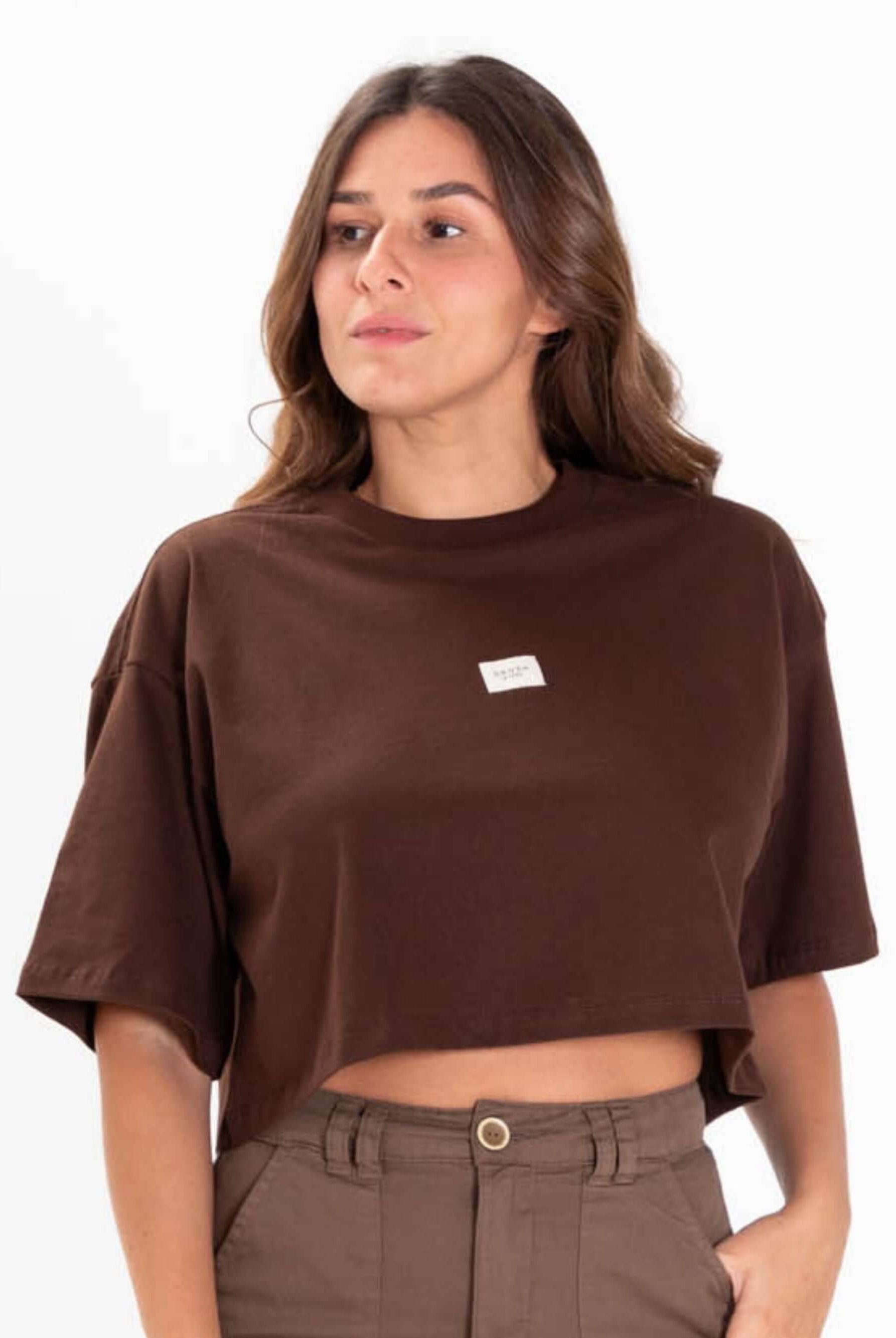 Camiseta cropped oversized marron da Greenish, estilo casual e conforto para looks street.