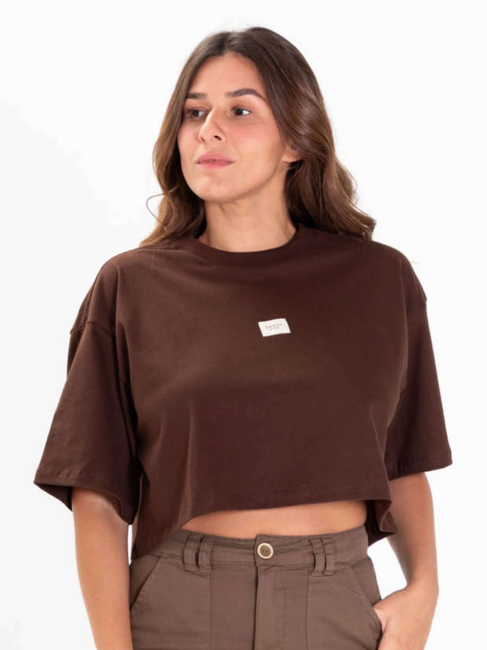 Camiseta cropped oversized marron da Greenish, estilo casual e conforto para looks street.