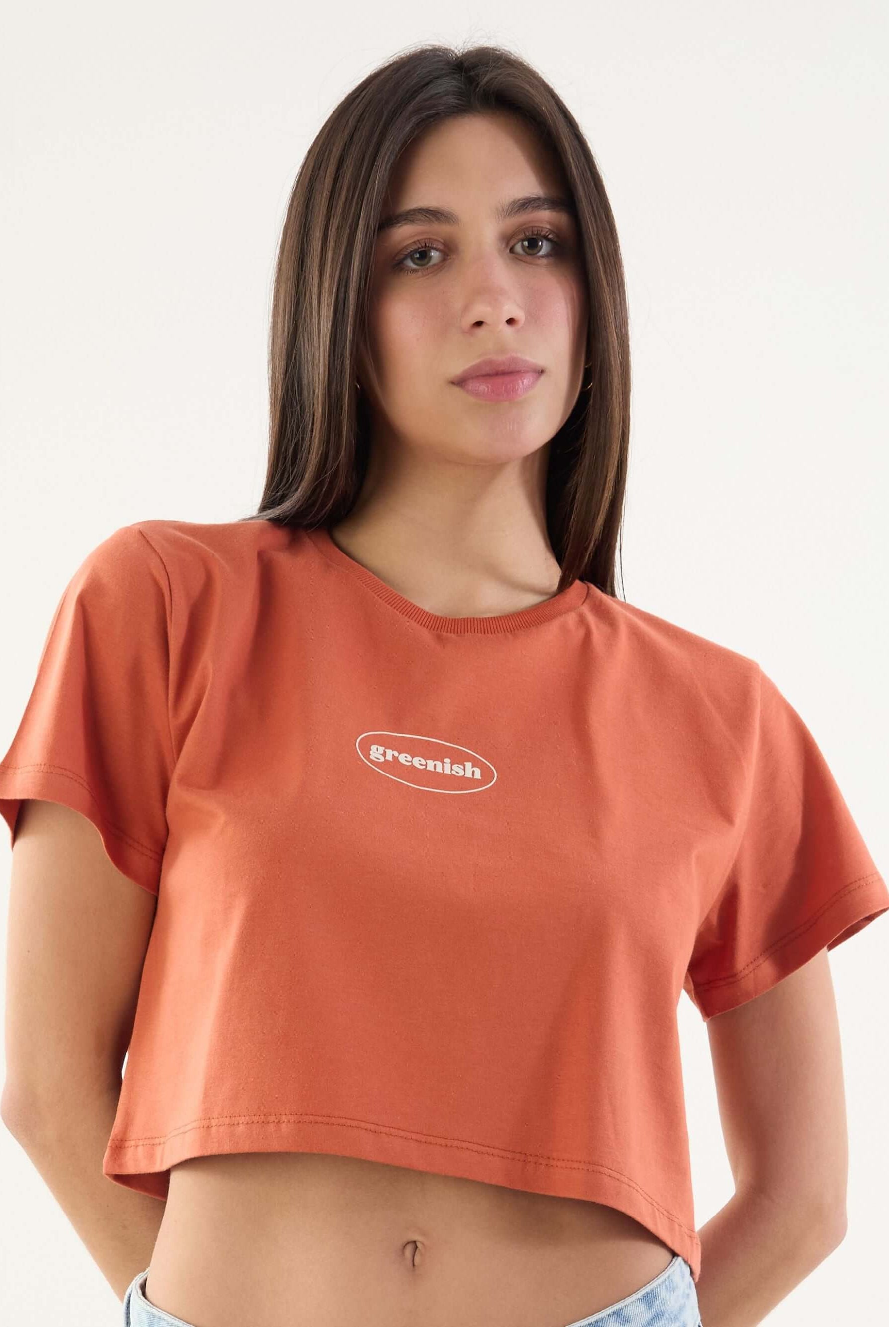 Camiseta cropped laranja Greenish com logo, estilo casual e moderno, ideal para looks descontraídos.