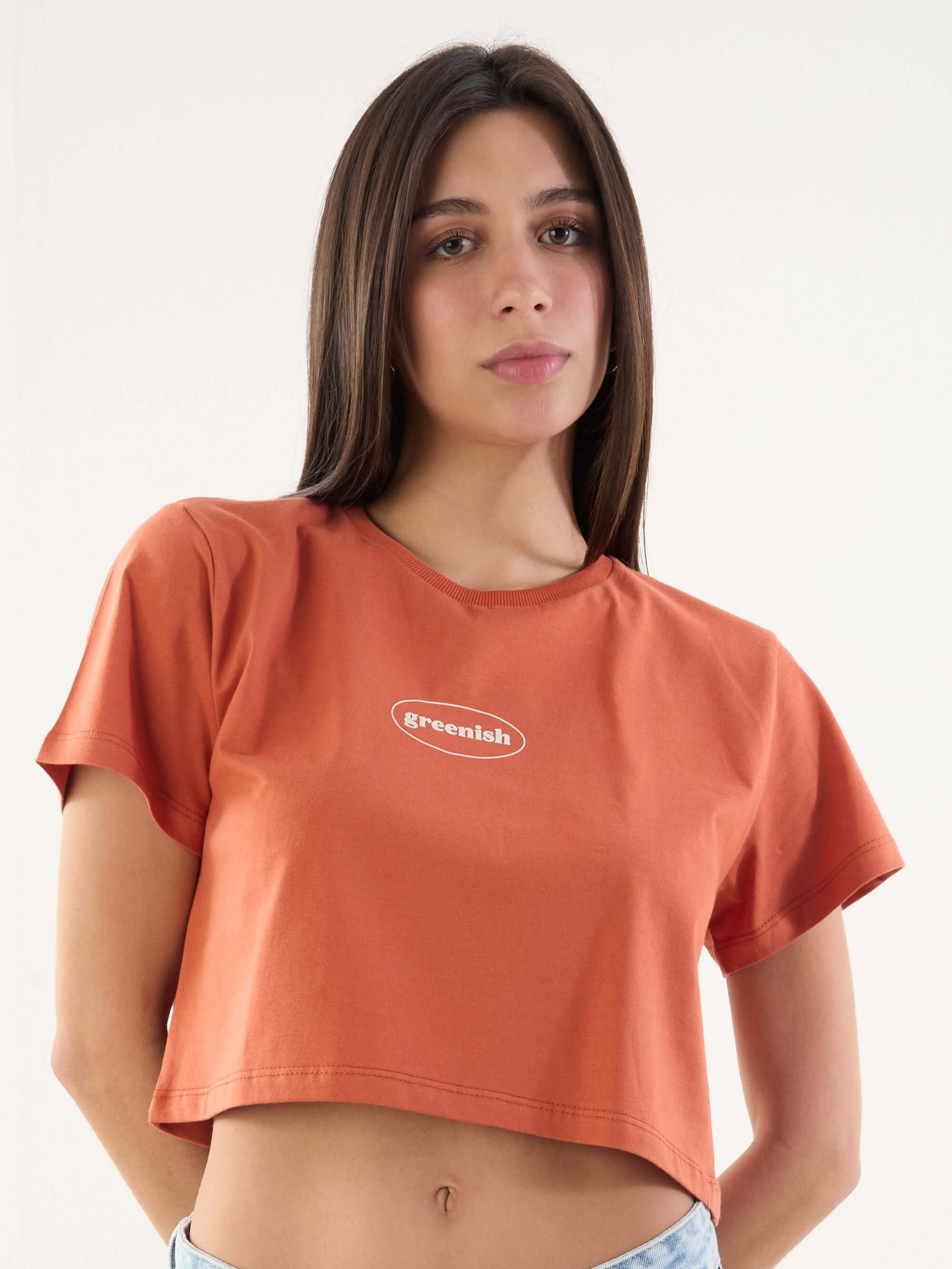 Camiseta cropped laranja Greenish com logo, estilo casual e moderno, ideal para looks descontraídos.