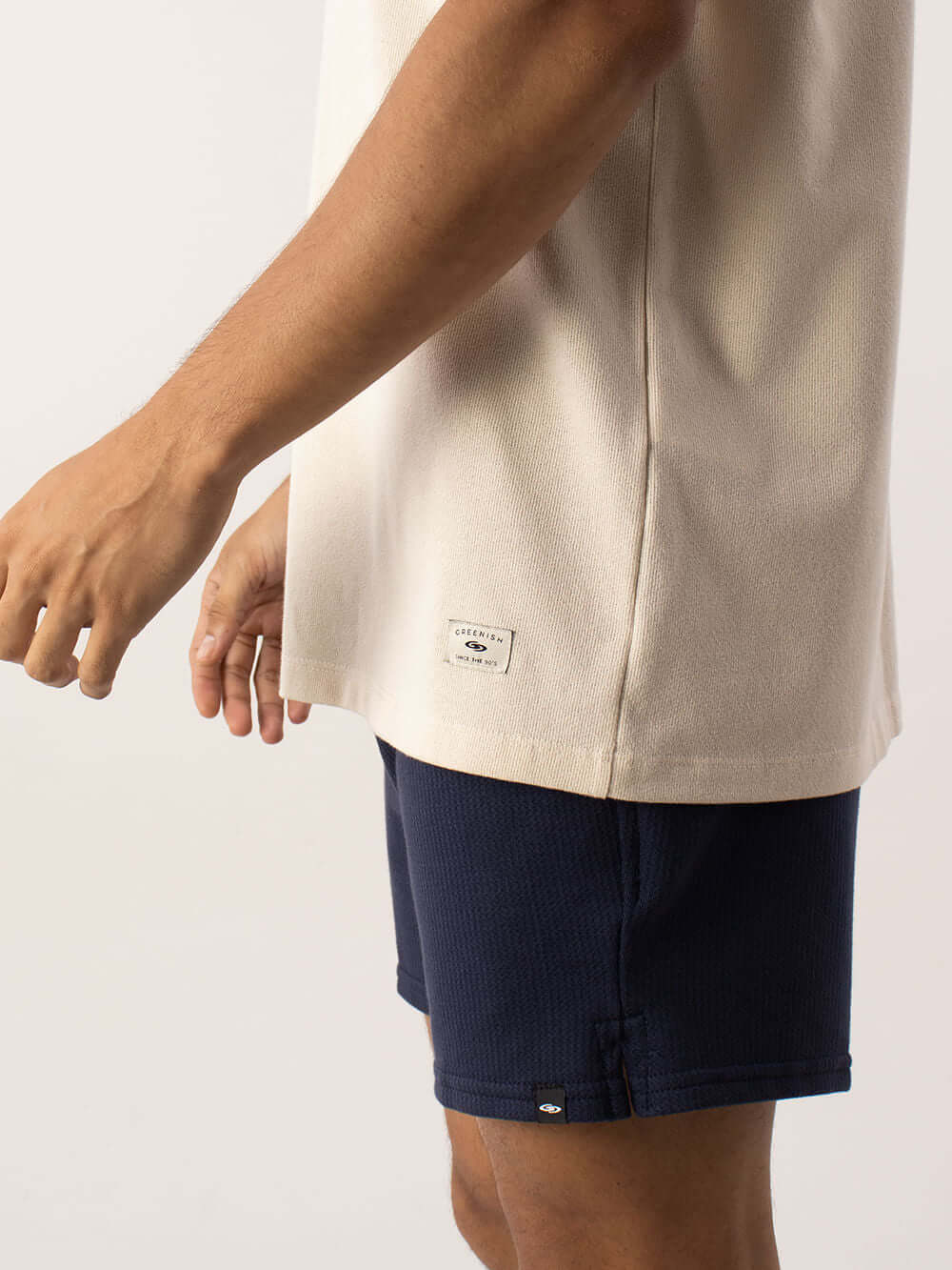 Camiseta Elegance Beige da Greenish, com design clássico e caimento confortável, perfeita para o dia a dia.