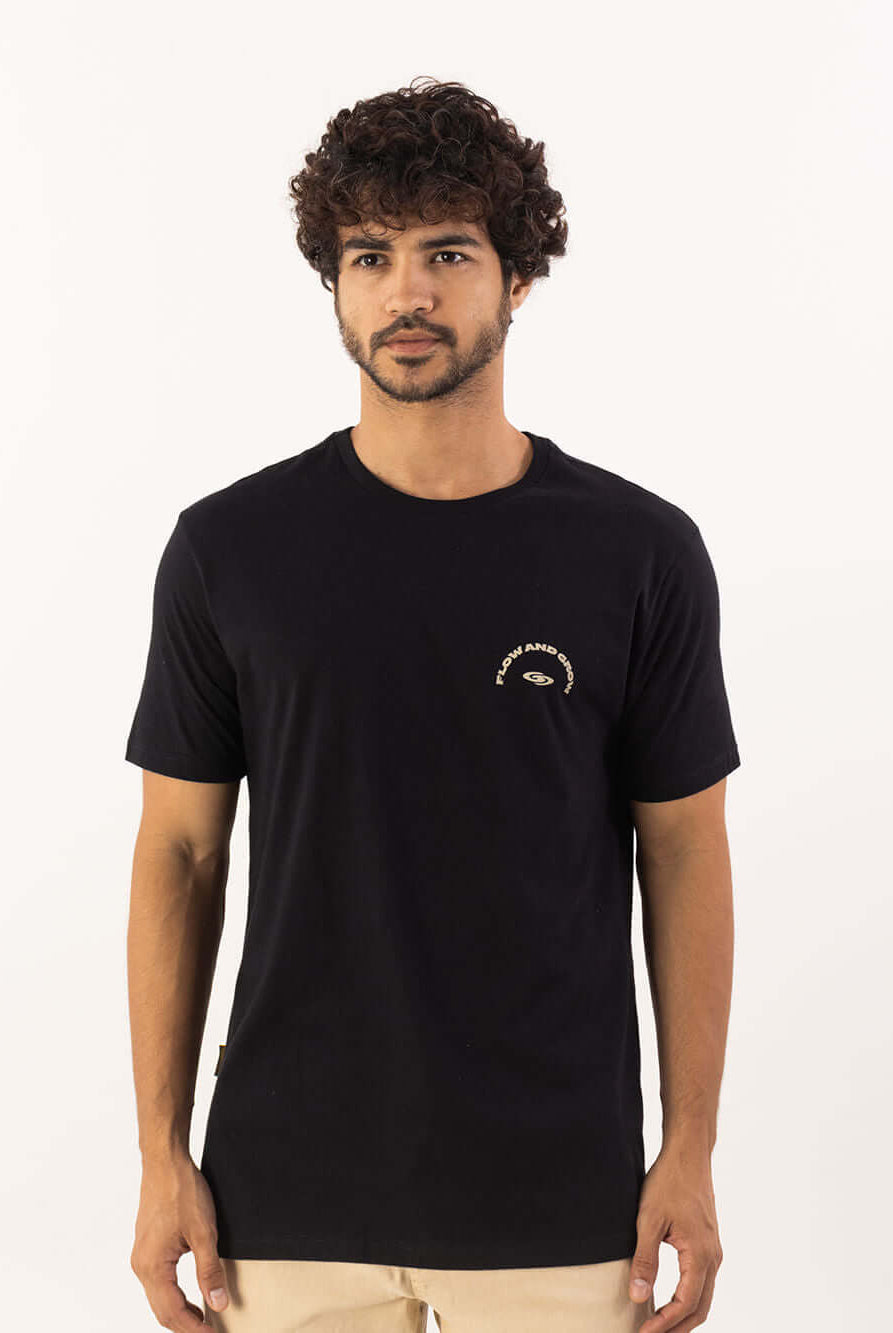 Homem usando a camiseta Everything preta da marca Greenish, com estampa clássica e confortável em 100% algodão.