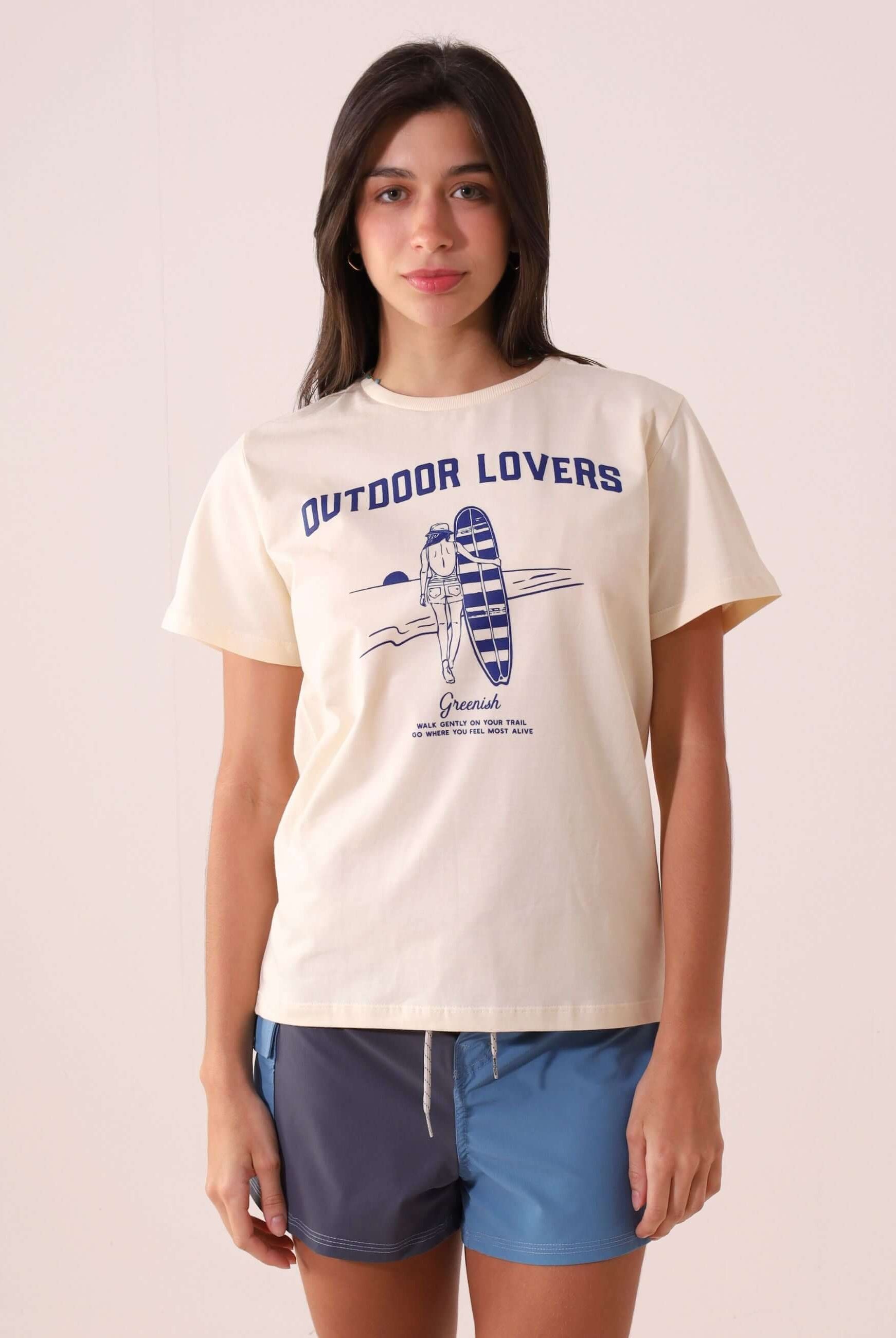 Mulher vestindo CAMISETA BEACH GIRL - NATURAL da Greenish com estampa Outdoor Lovers, confeccionada em malha 100% algodão.