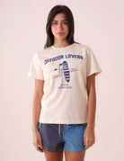 Mulher vestindo CAMISETA BEACH GIRL - NATURAL da Greenish com estampa Outdoor Lovers, confeccionada em malha 100% algodão.