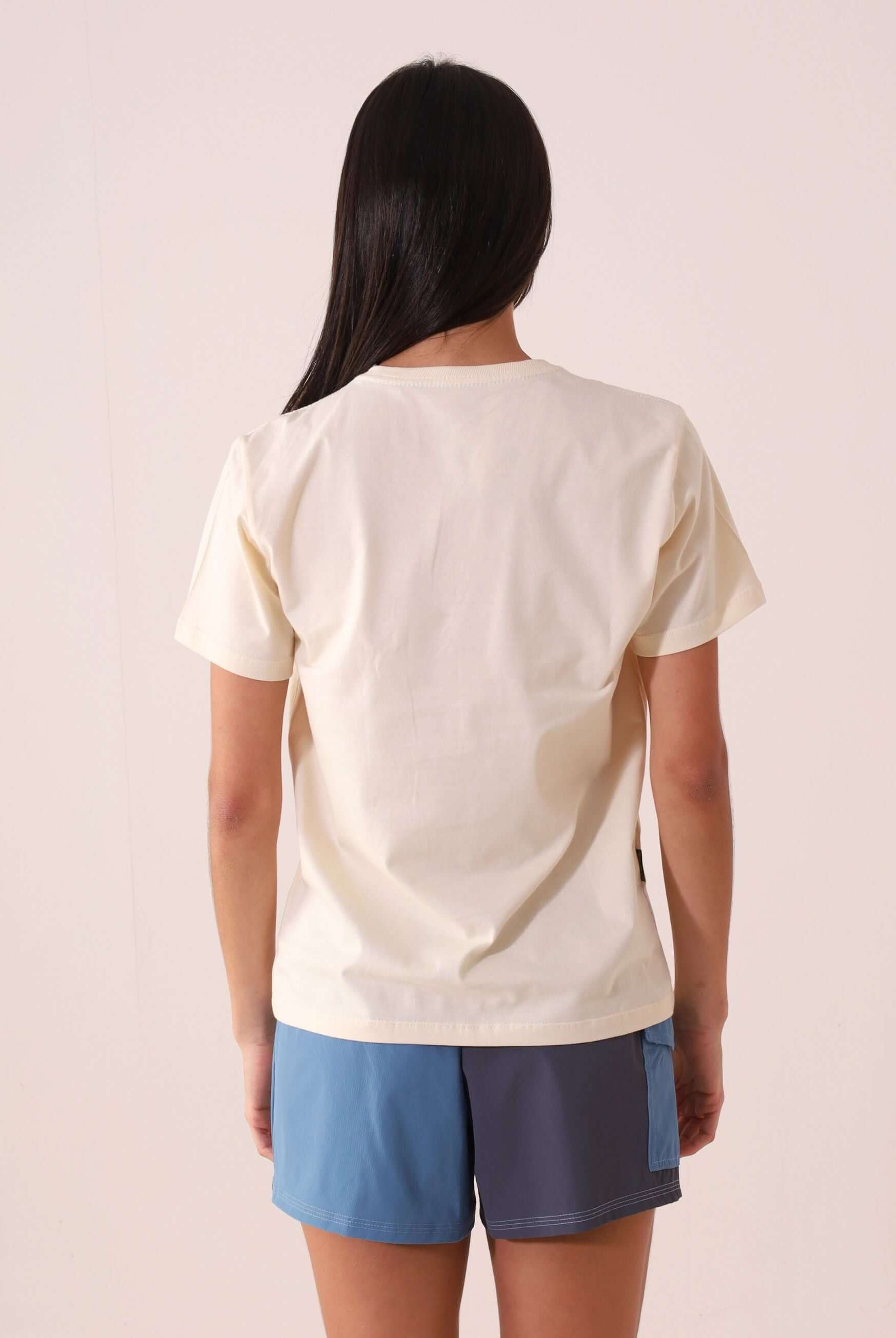 Camiseta Greenish BEACH GIRL - NATURAL em algodão, vista traseira. Estampa "OUTDOOR LOVERS", perfeita para aventureiros.