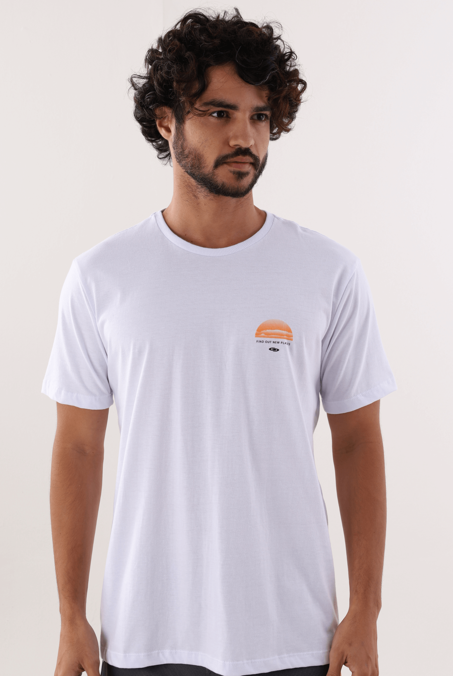Camiseta branca Greenish com estampa 'Find Out New Places', ideal para explorar novos lugares com estilo e conforto.
