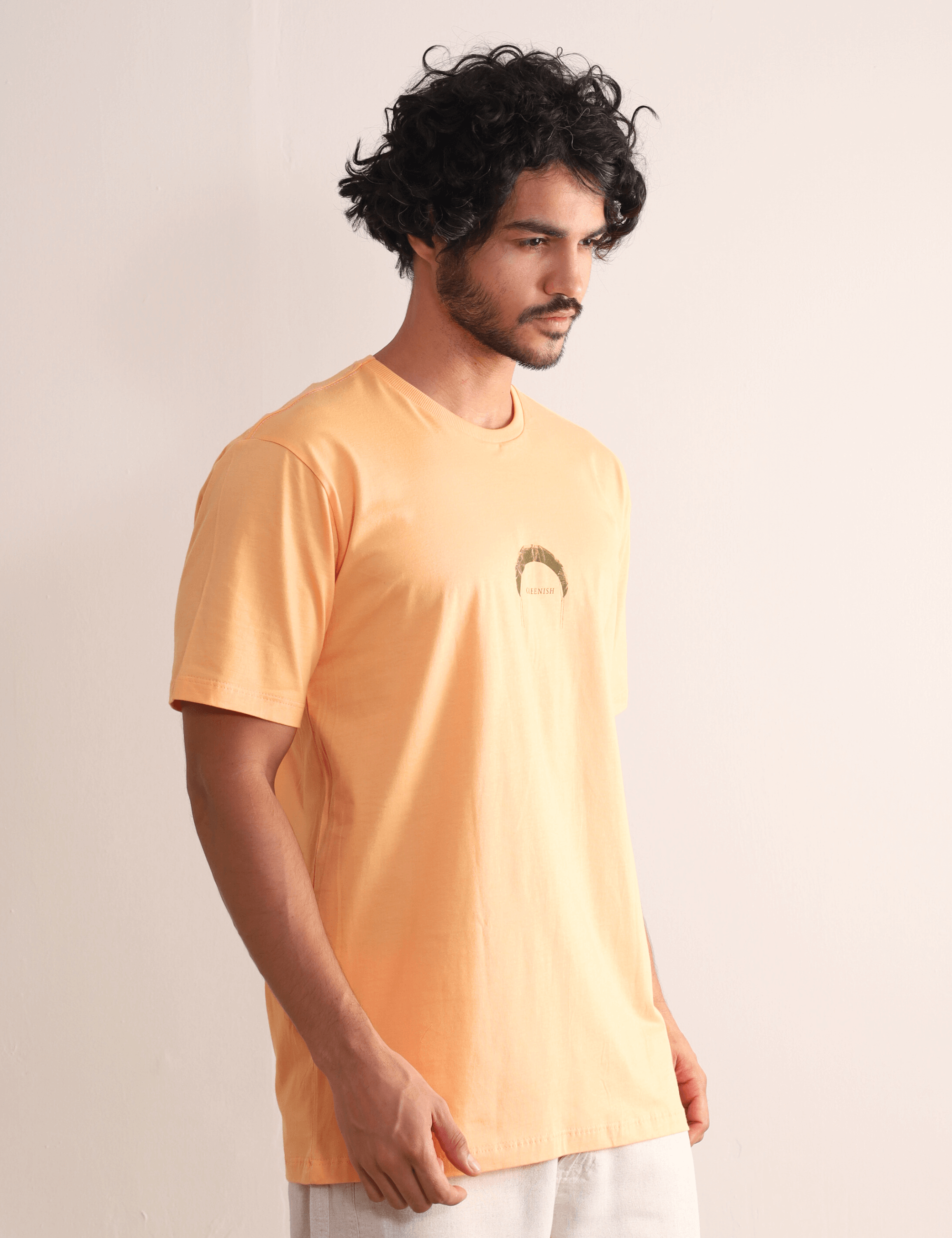 Camiseta laranja 'Find Out New Places' da Greenish, inspiração para explorar, com estampa minimalista. Conforto ideal para aventuras ao ar livre.