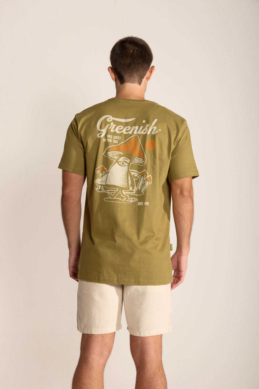 Camiseta Gentle Mushroom em verde oliva com estampa de cogumelo, simbolizando conexão com a natureza.