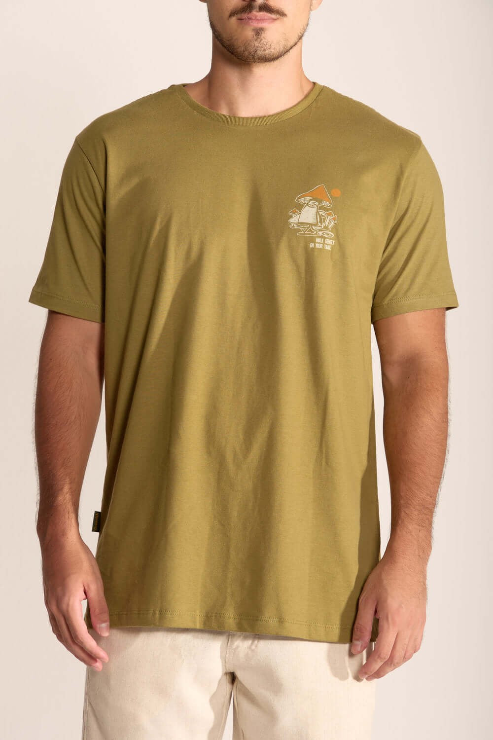 Camiseta Gentle Mushroom em Verde Oliva com estampa estilizada de cogumelo nas costas.
