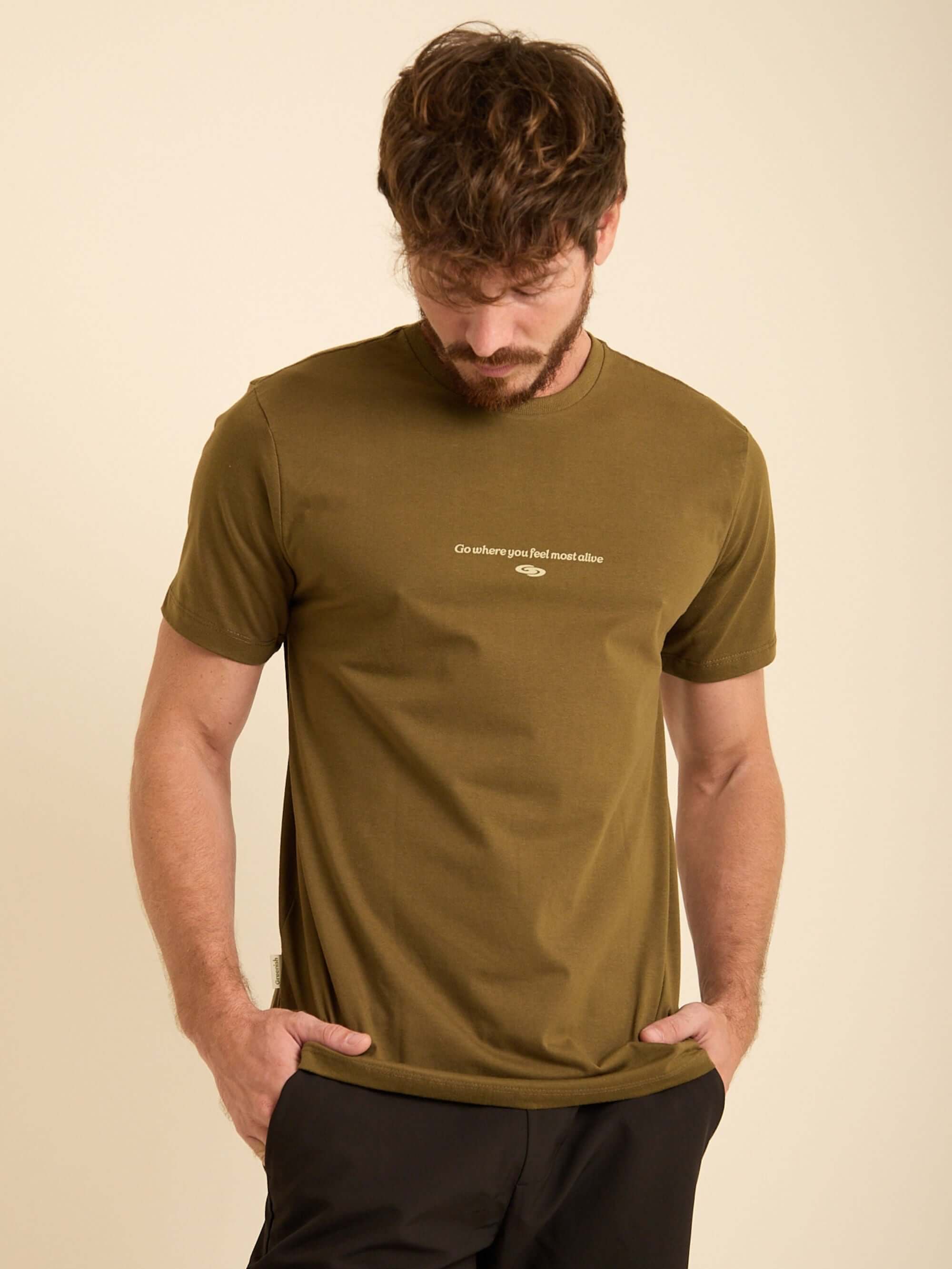 Camiseta verde musgo da marca Greenish com estampa "Go Where You Fell Most Alive" para um estilo casual.