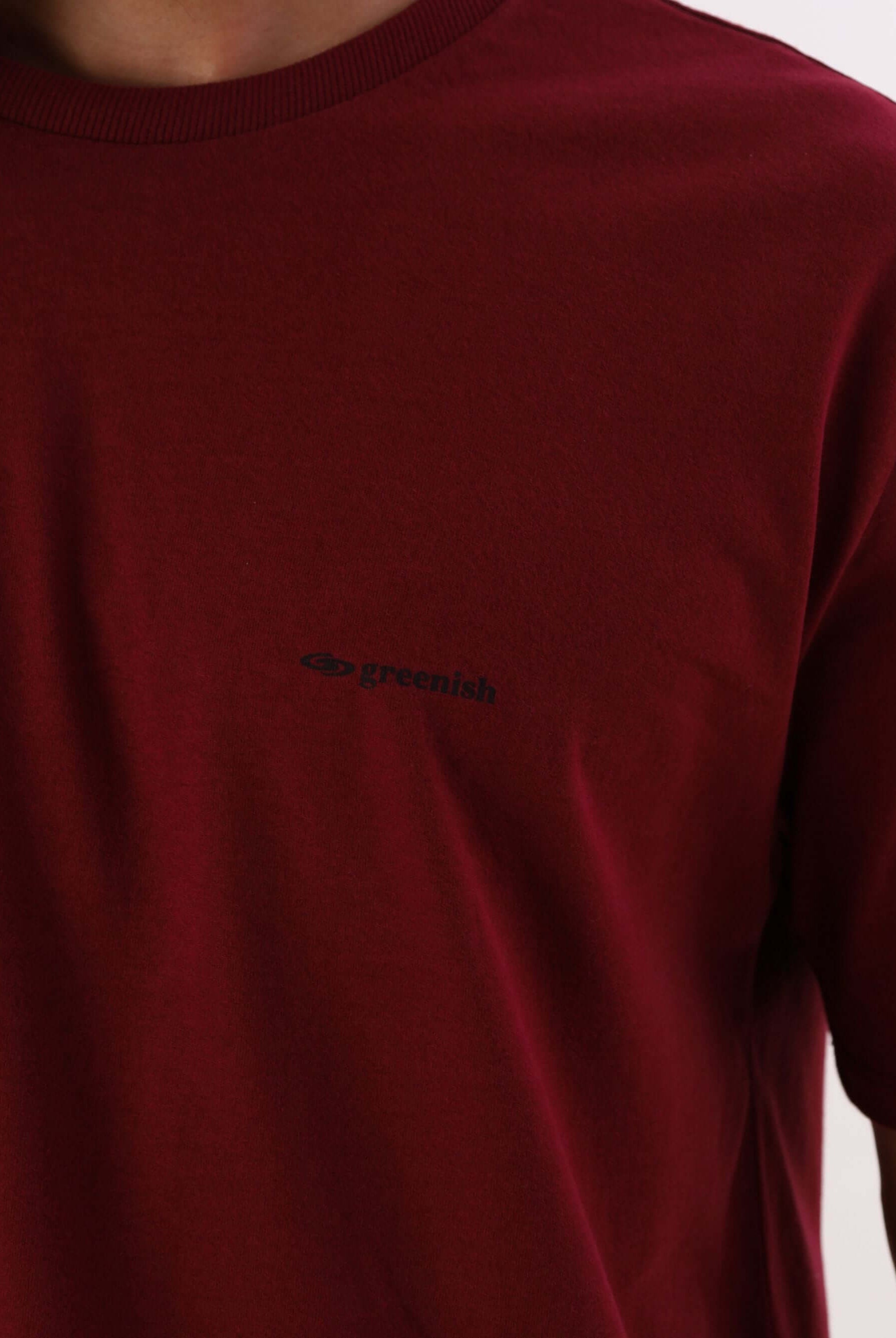 Camiseta bordô Greenish Classic em malha soft touch, sustentabilidade e conforto para o dia a dia.
