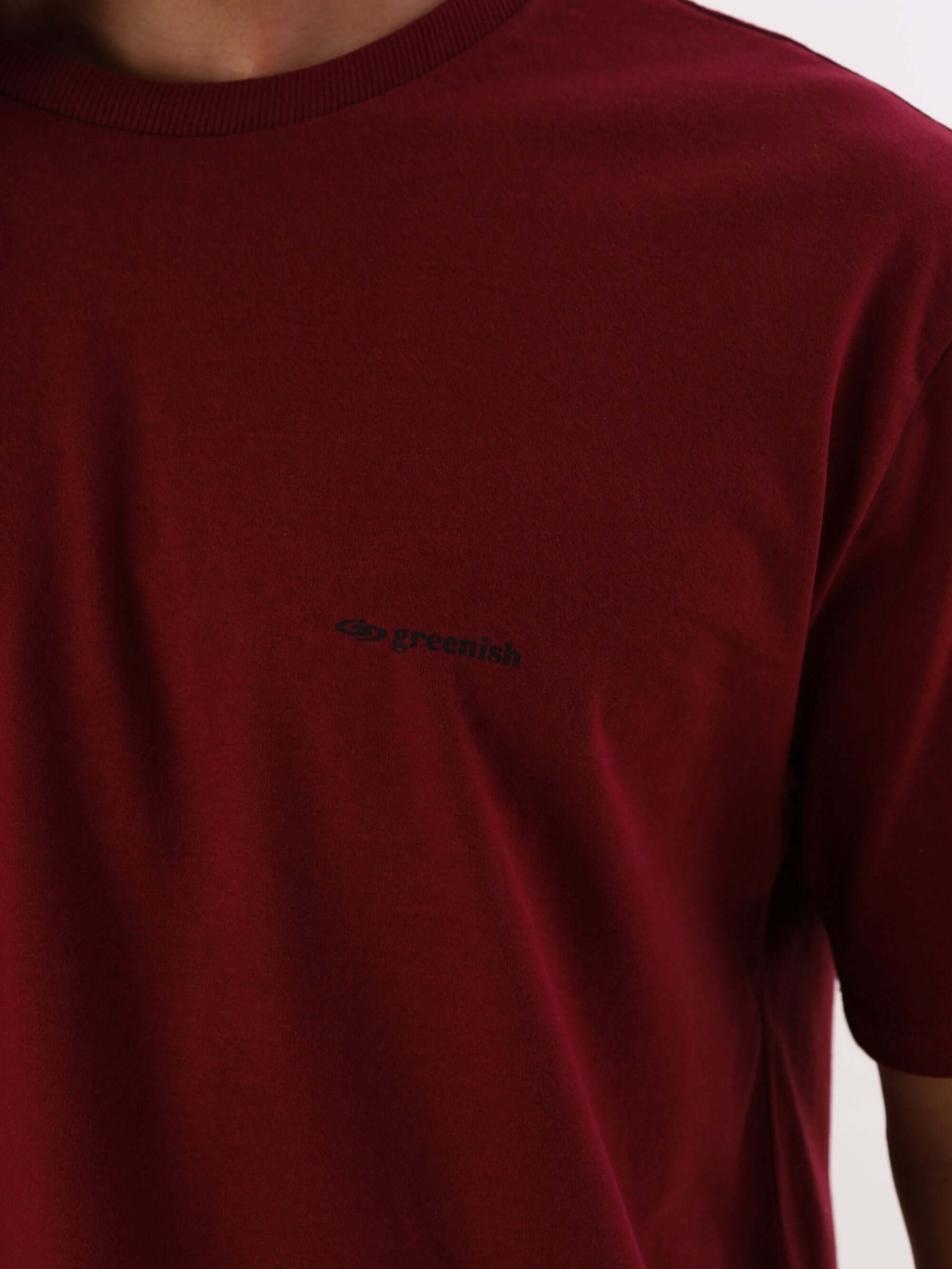 Camiseta bordô Greenish Classic em malha soft touch, sustentabilidade e conforto para o dia a dia.