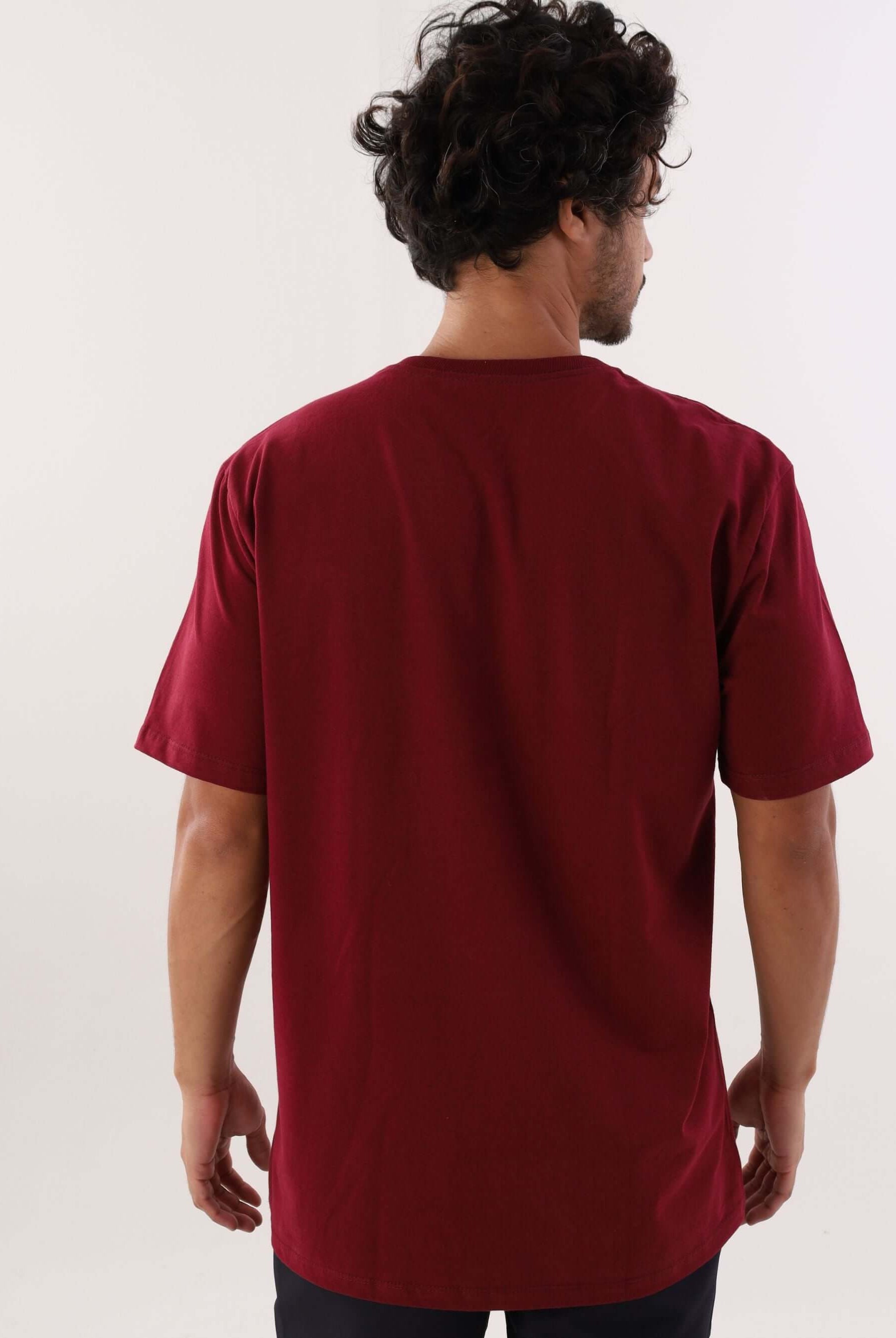 Camiseta Greenish Classic bordô, modelagem clássica, vista posterior, 100% algodão e sustentável.