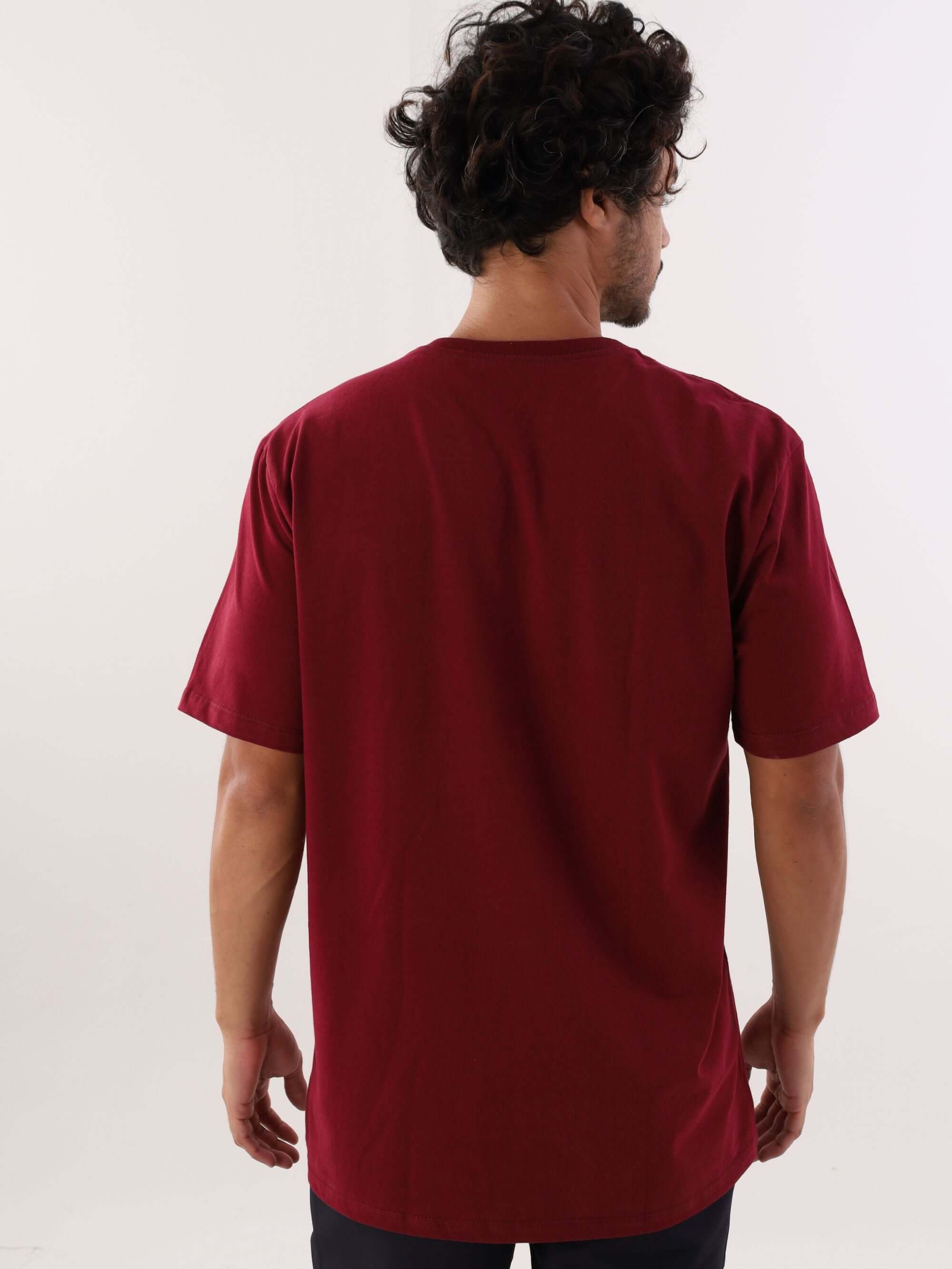 Camiseta Greenish Classic bordô, modelagem clássica, vista posterior, 100% algodão e sustentável.