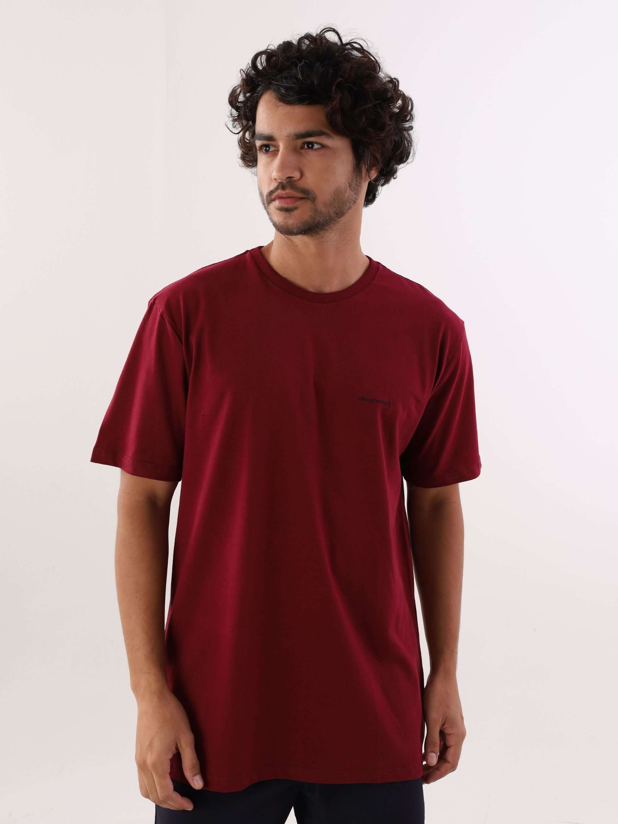 Camiseta Greenish Classic bordô, feita em algodão sustentável, leve e confortável, ideal para o dia a dia.