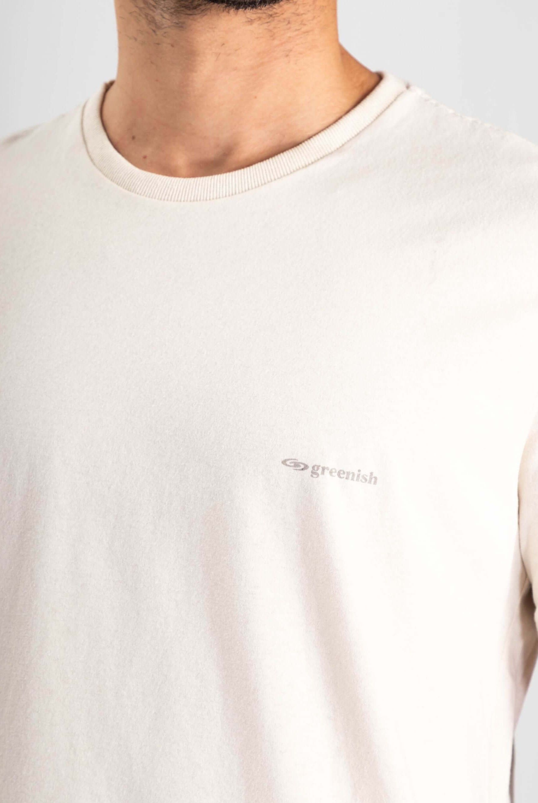 Camiseta Greenish Classic off white com logo em destaque, feita de algodão 100% e malha soft touch.