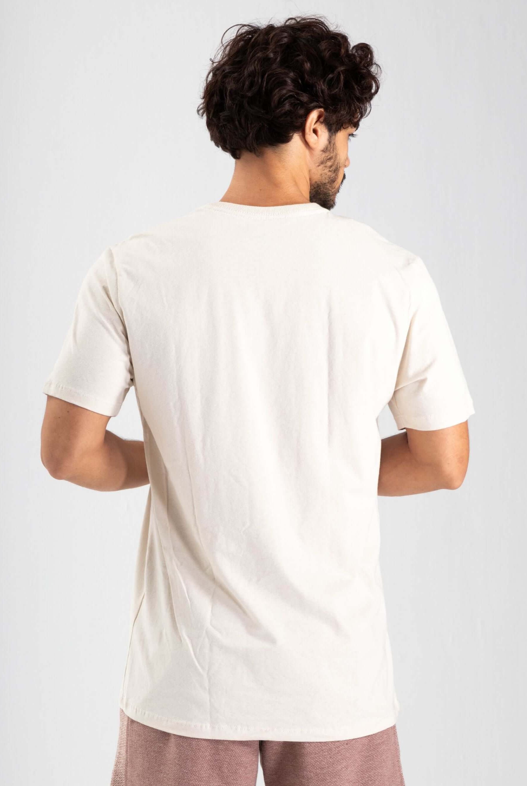 Camiseta Greenish Classic off white vista traseira em modelo clássico e confortável, feita de 100% algodão.