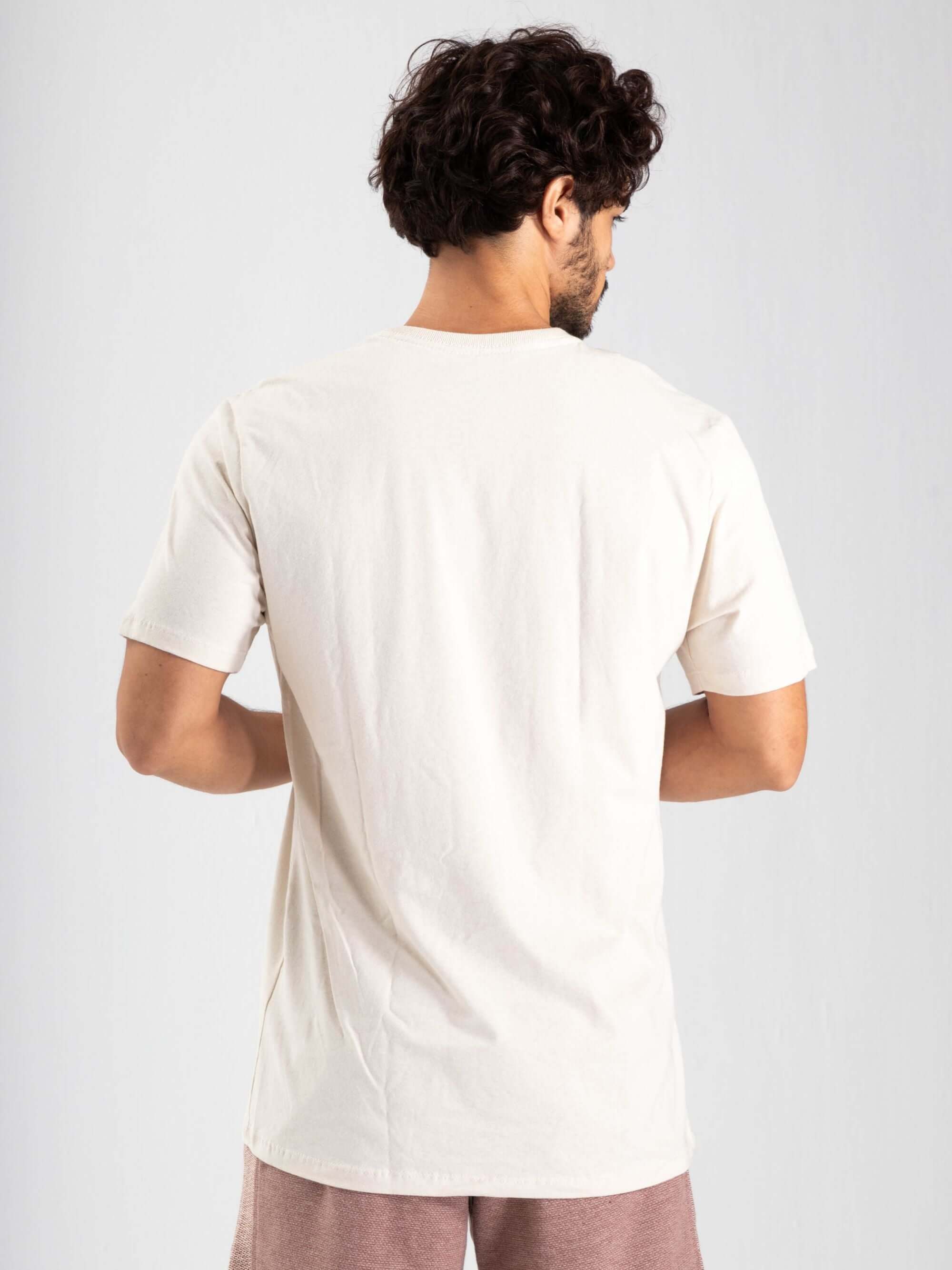 Camiseta Greenish Classic off white vista traseira em modelo clássico e confortável, feita de 100% algodão.