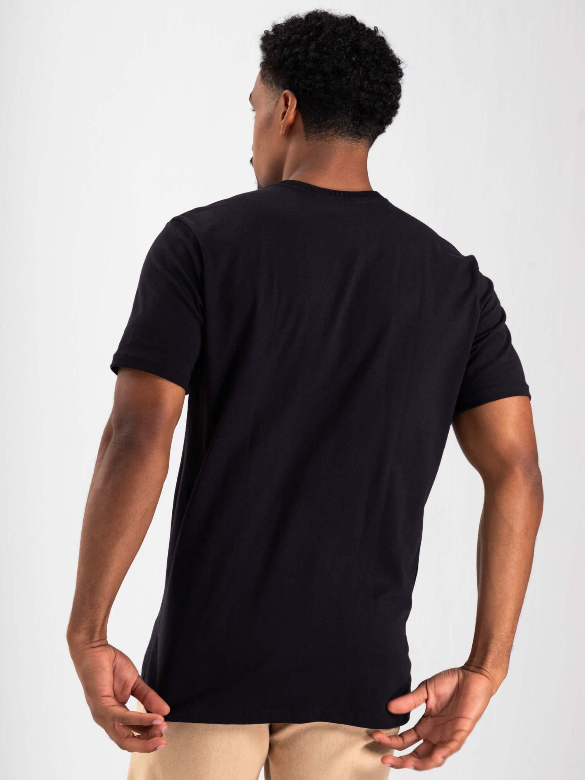 Camiseta Greenish Classic preta, modelagem clássica e confortável, feita em 100% algodão sustentável.