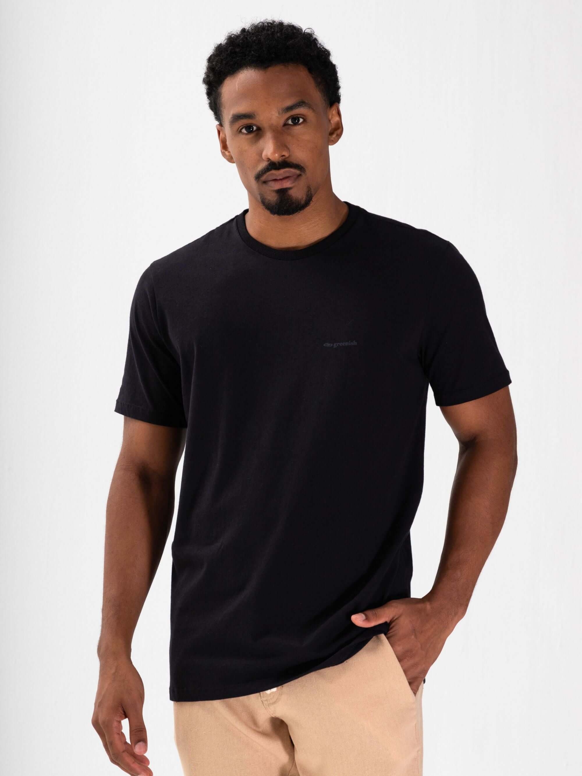 Camiseta Greenish Classic preta em modelo clássico, ideal para o dia a dia, em malha 100% algodão e sustentável.