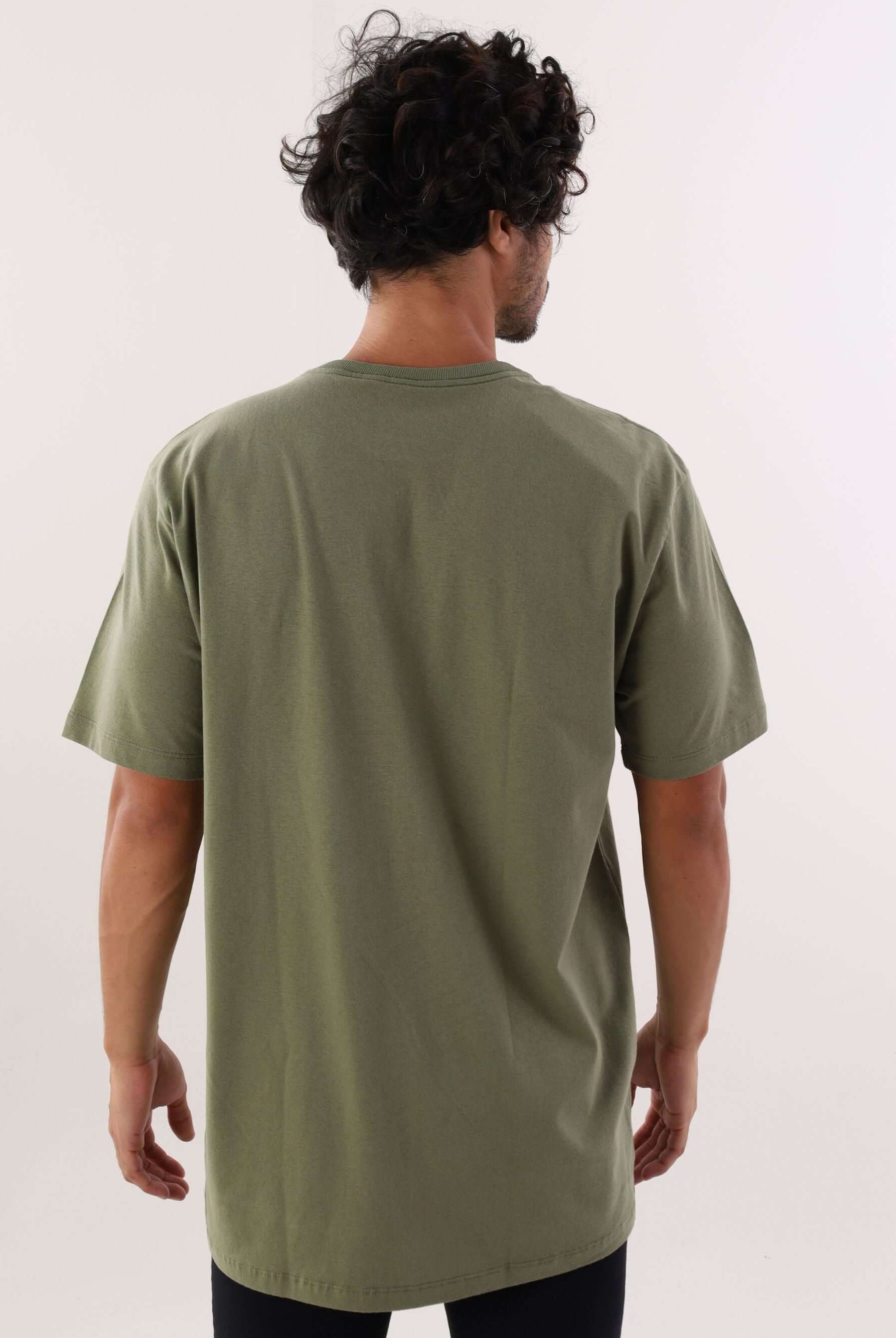 Camiseta Greenish Classic verde, modelagem clássica, 100% algodão, vista de trás destacando conforto e estilo.