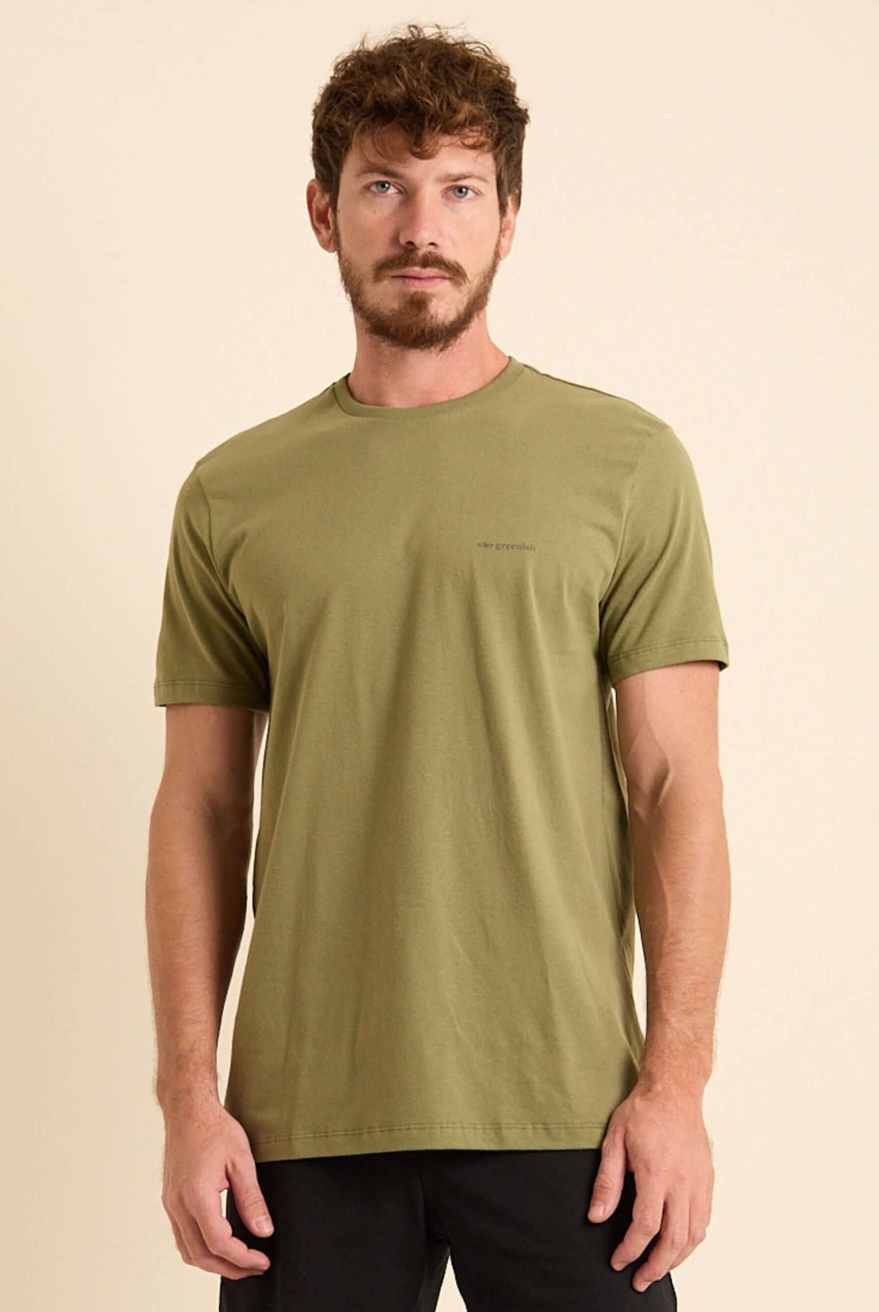 Camiseta Greenish Classic verde militar, modelo básico e confortável, 100% algodão e tecido sustentável.