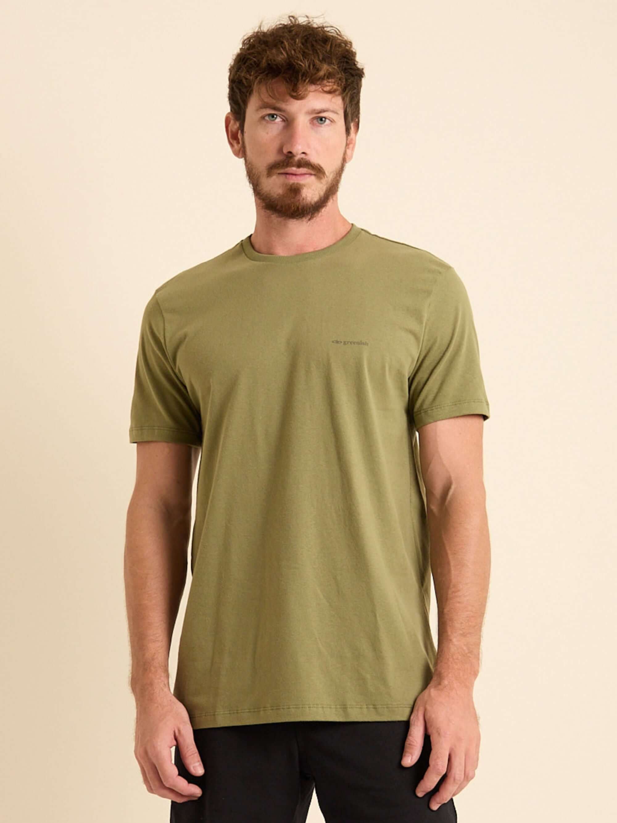 Camiseta Greenish Classic verde militar, modelo básico e confortável, 100% algodão e tecido sustentável.