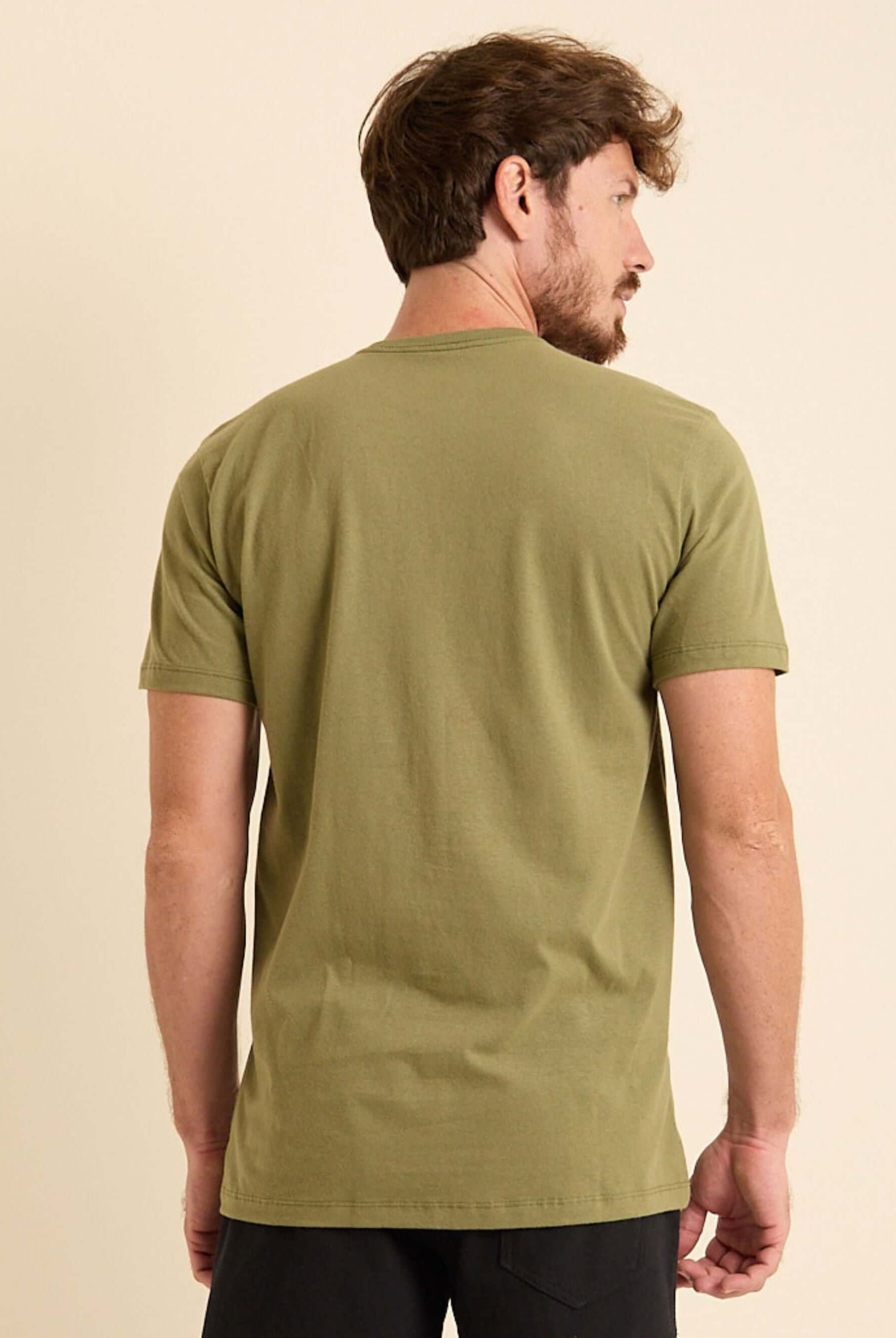 Camiseta Greenish Classic verde militar, vista traseira, modelagem clássica e confortável em 100% algodão.