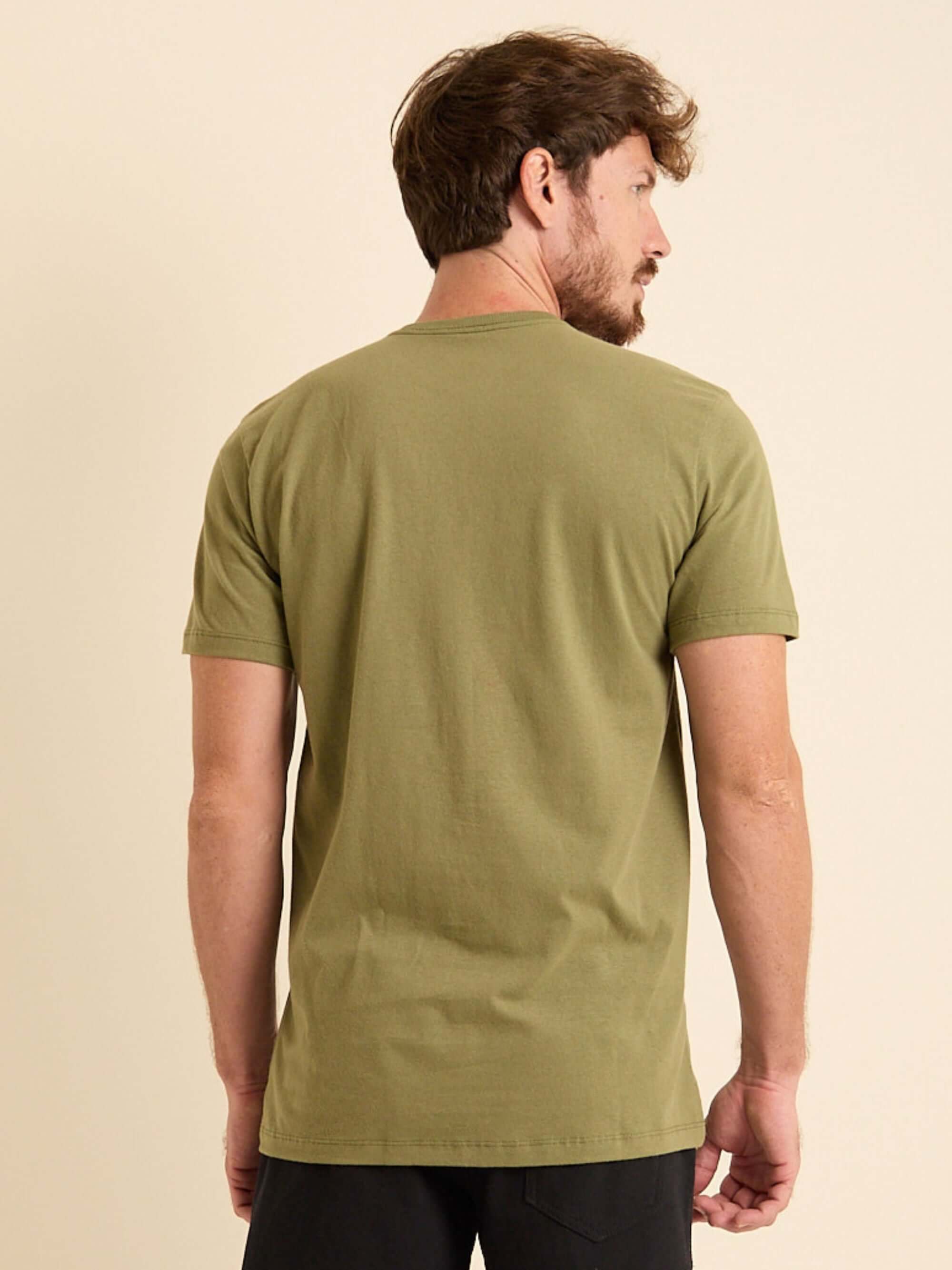 Camiseta Greenish Classic verde militar, vista traseira, modelagem clássica e confortável em 100% algodão.